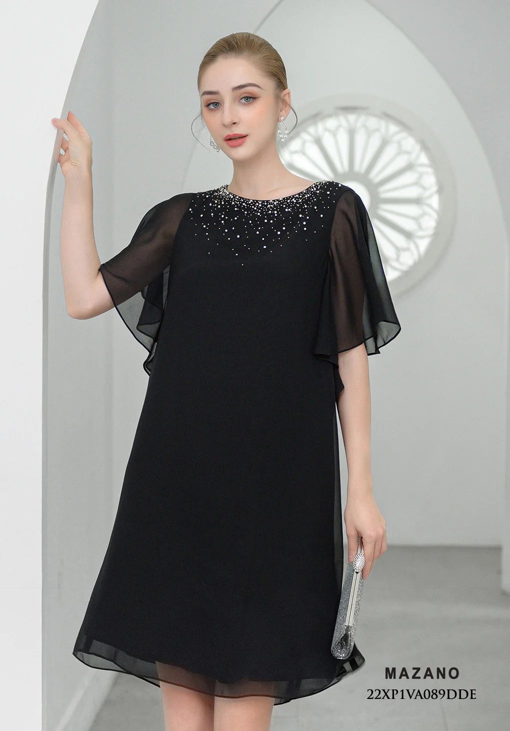 Đầm đen suông tay rủ đính đá cổ_thumbnail_2