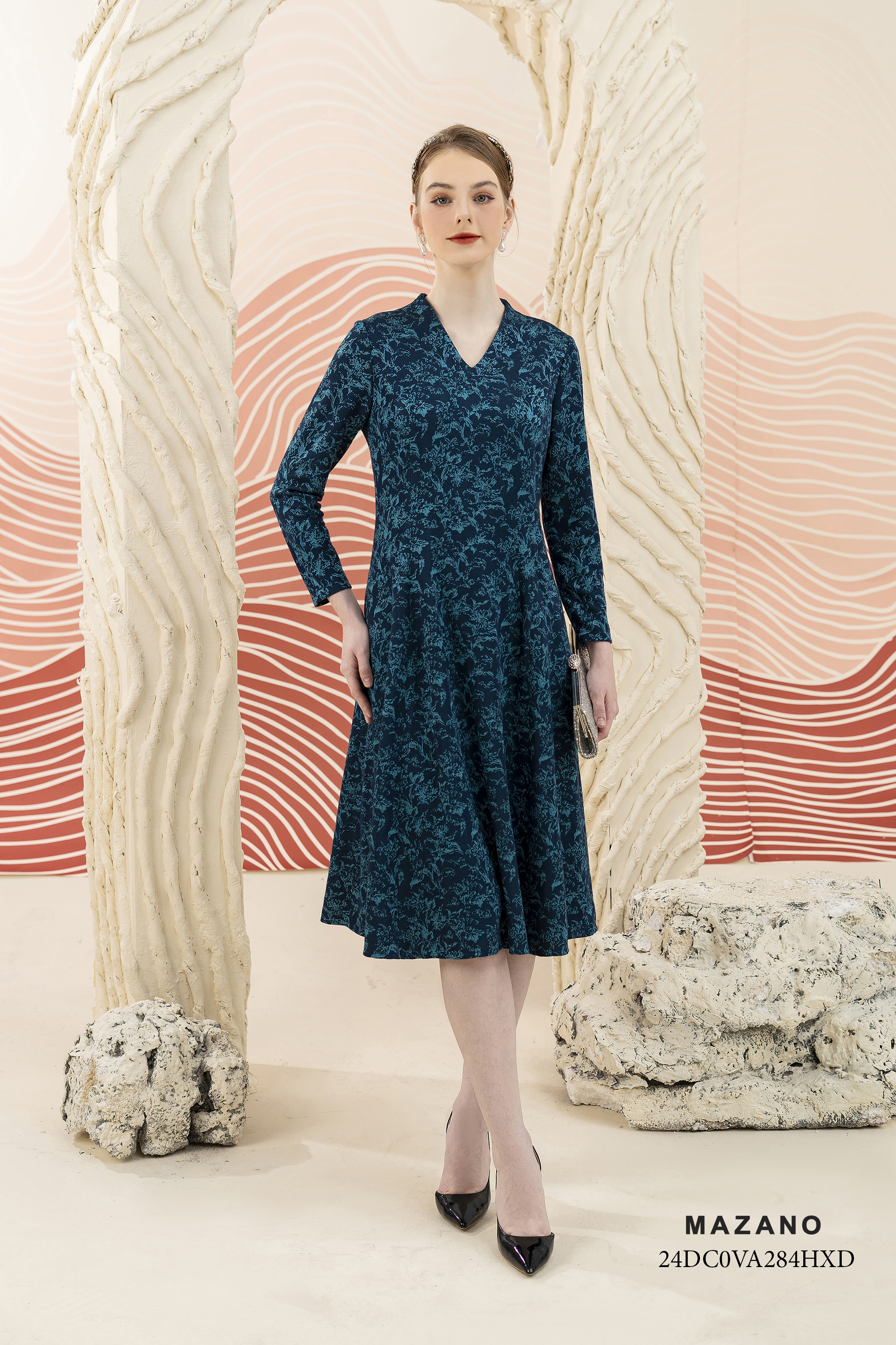 Váy Đầm Ôm bổ mảnh Vải dạ len Hoạ tiết cách điệu Cổ V leo Tay dài Dài qua bắp chân