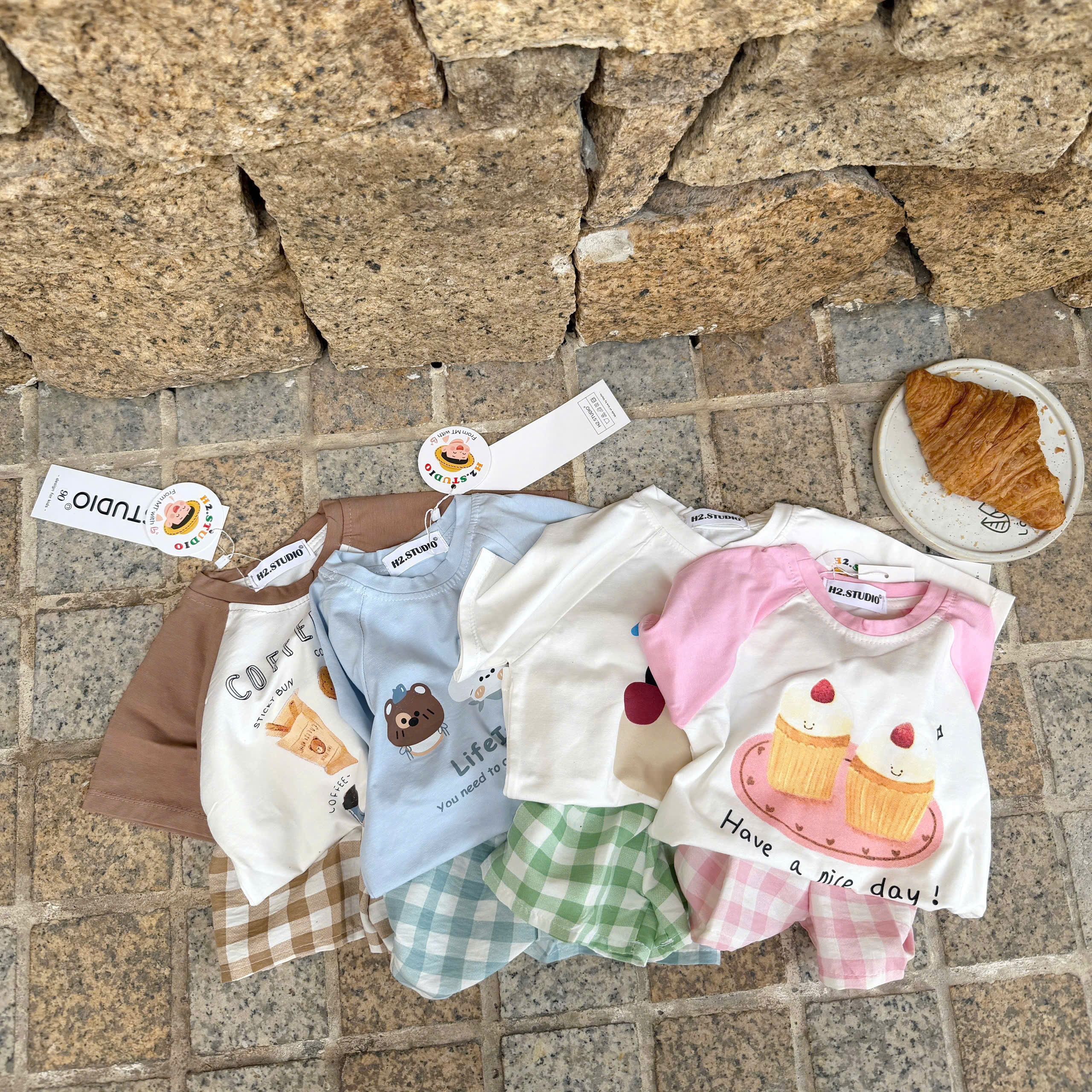 Set áo bé in hình + quần ( NÂU )_thumbnail_7