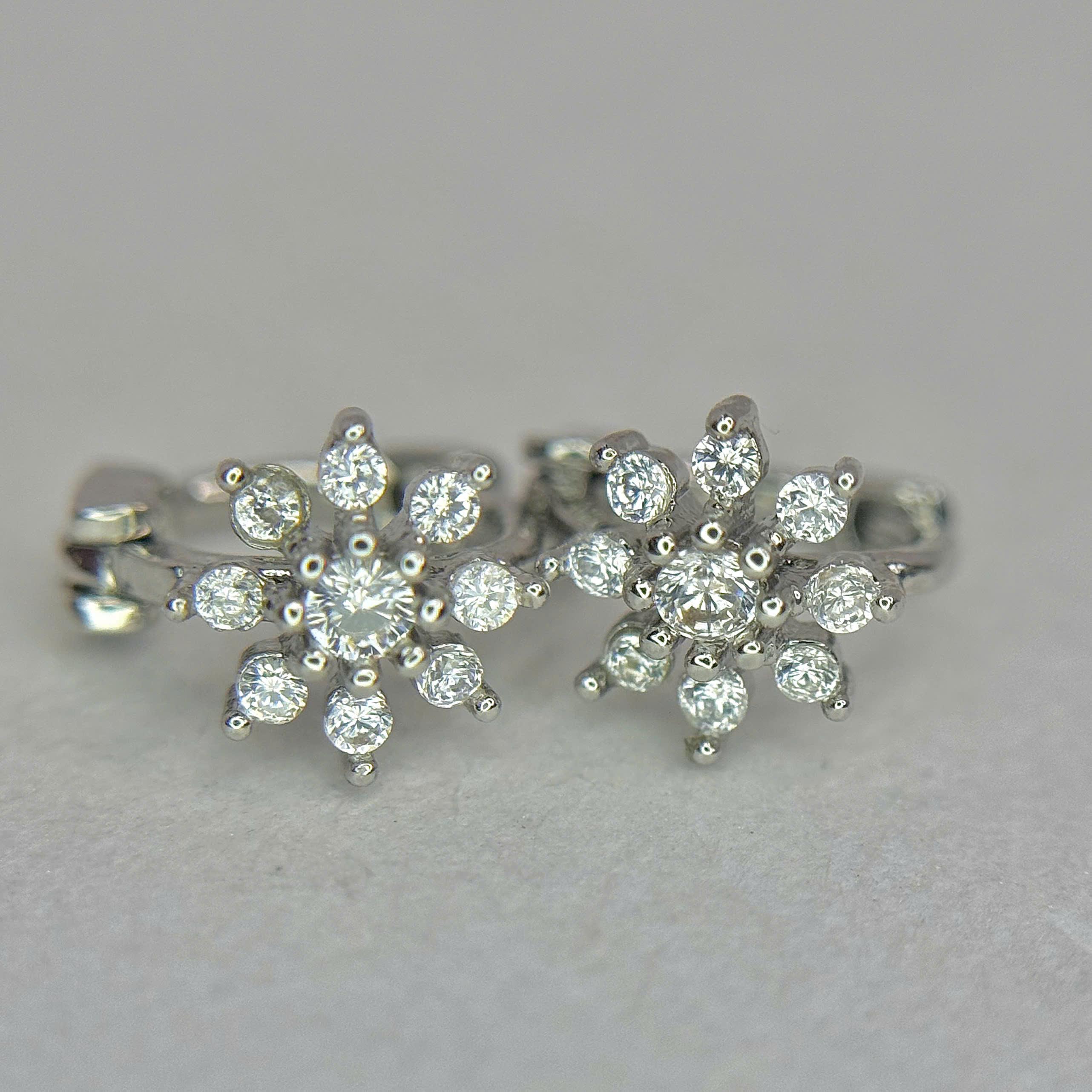 Khuyên vòng kiểu hoa 8 cánh nhuỵ đá lớn_thumbnail_1