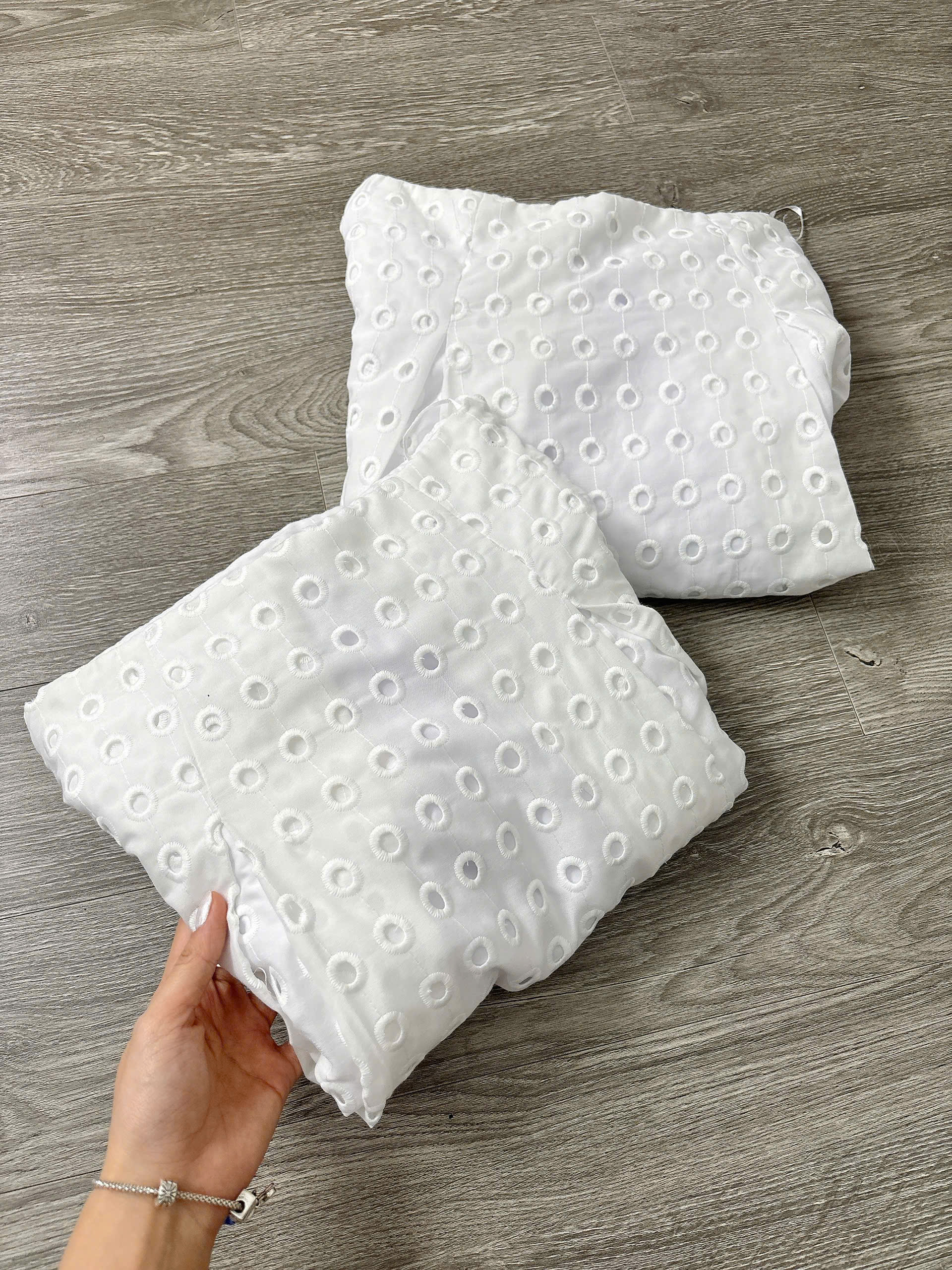 H59 CHÂN VÁY ĐỤC LỖ TRẮNG_thumbnail_1