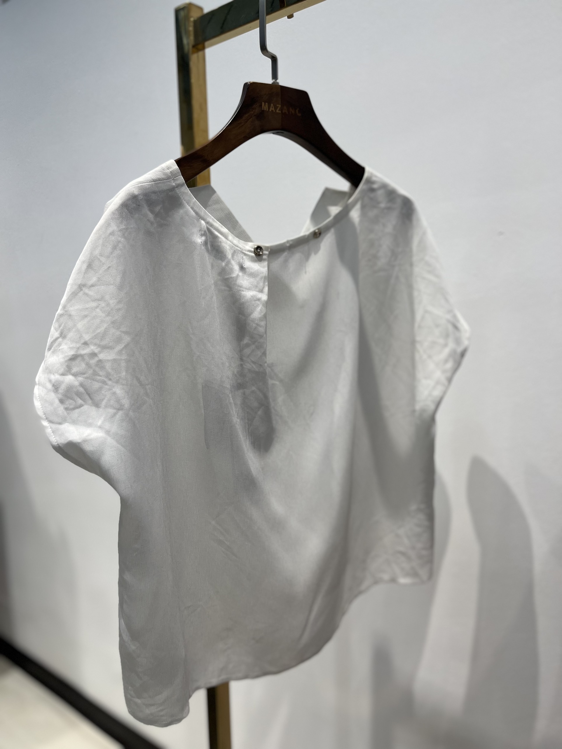 Áo sơ mi trắng cài cúc cộc tay