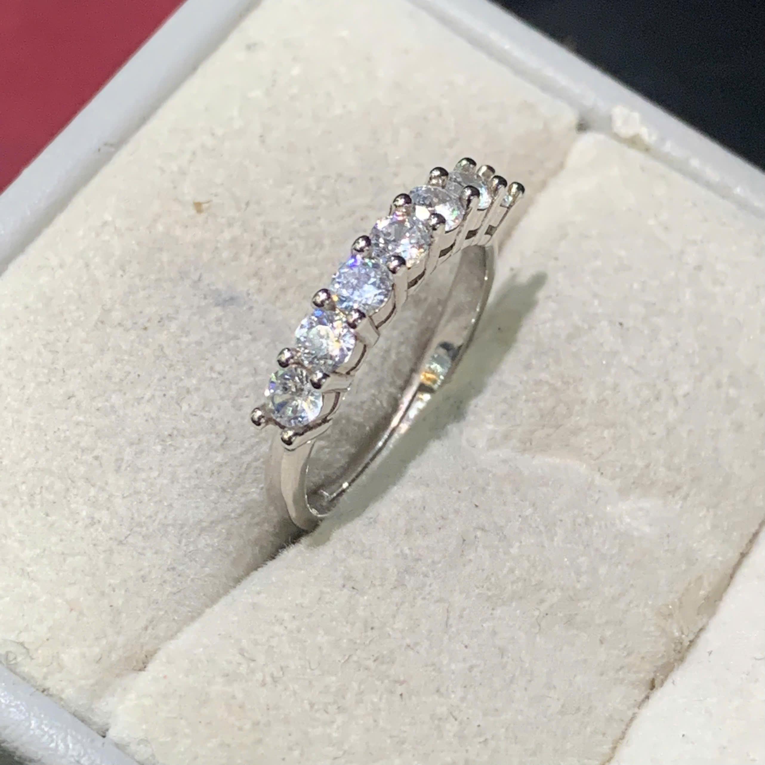 Nhẫn bạc 9 kim cương size 6.