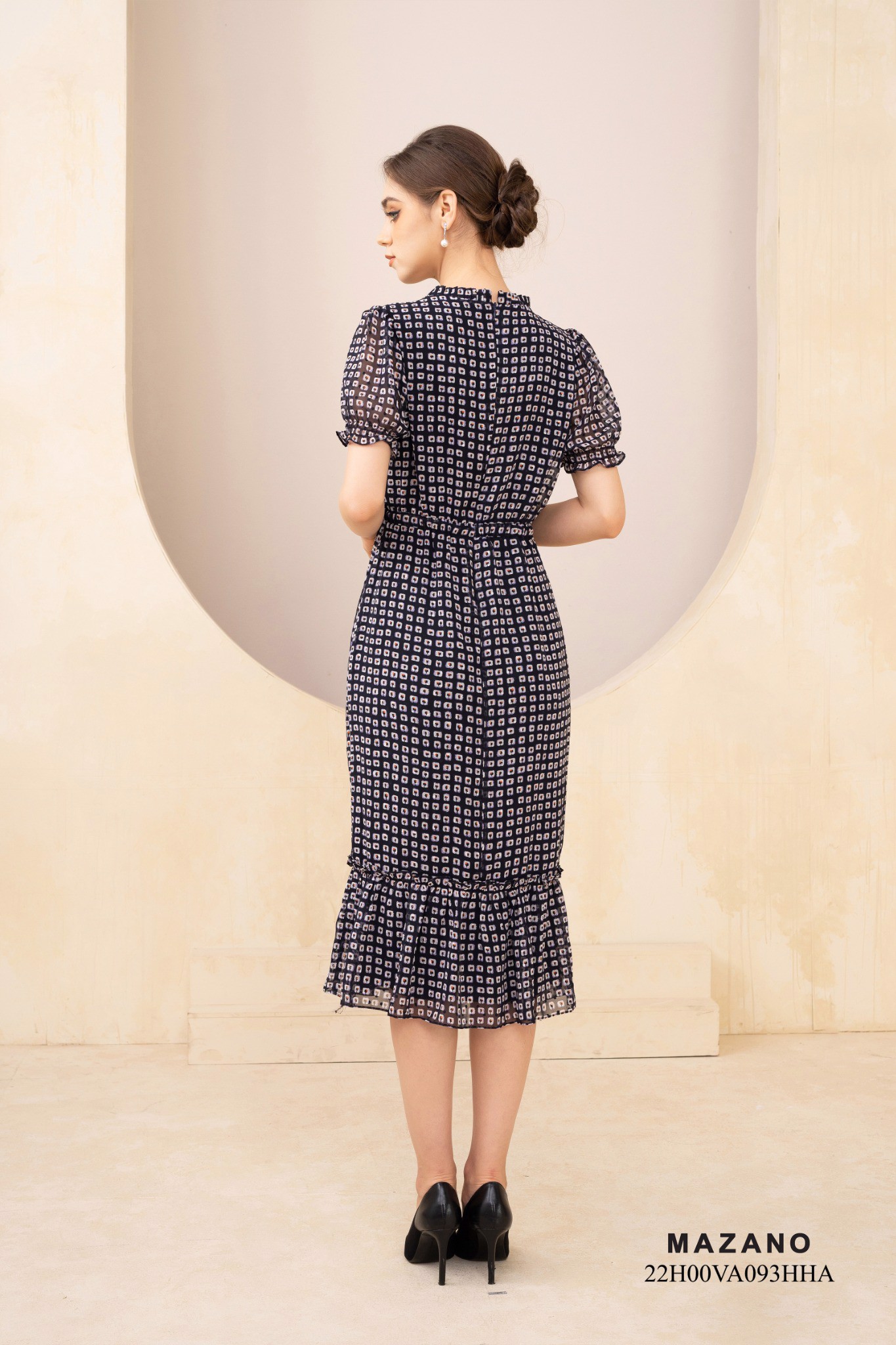 Đầm họa tiết bèo tầng rút dây eo