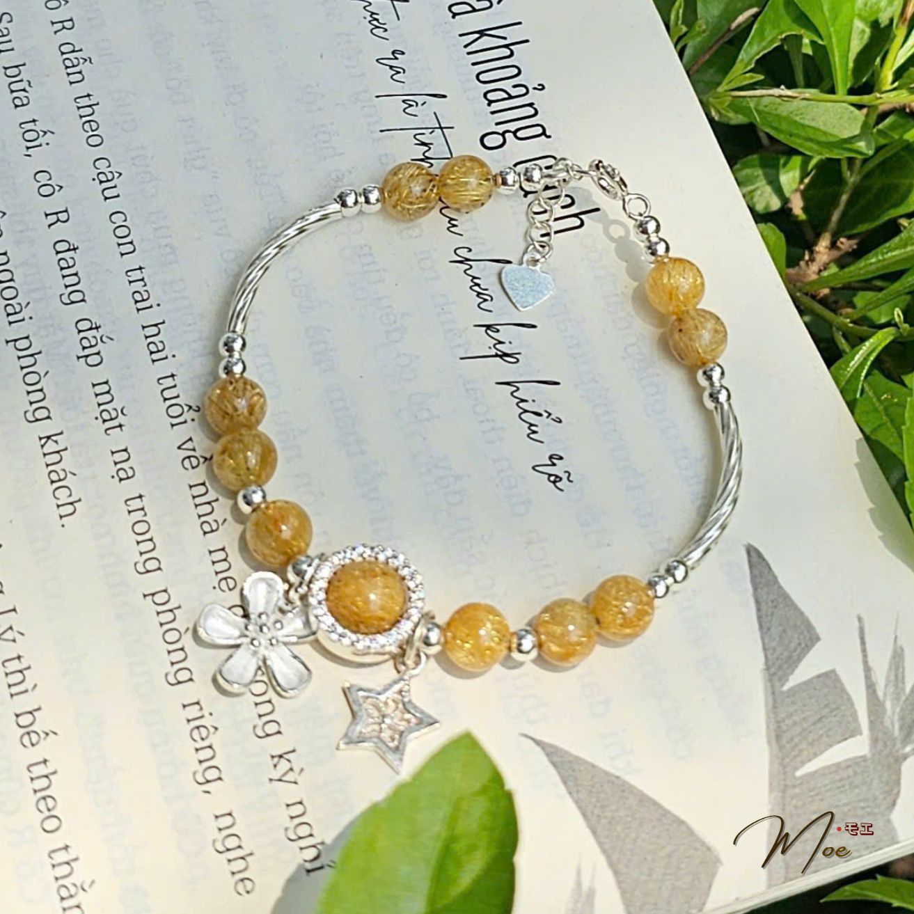 PT212 - Vòng tay thạch anh tóc vàng hoa mai mix charm bạc_thumbnail_1