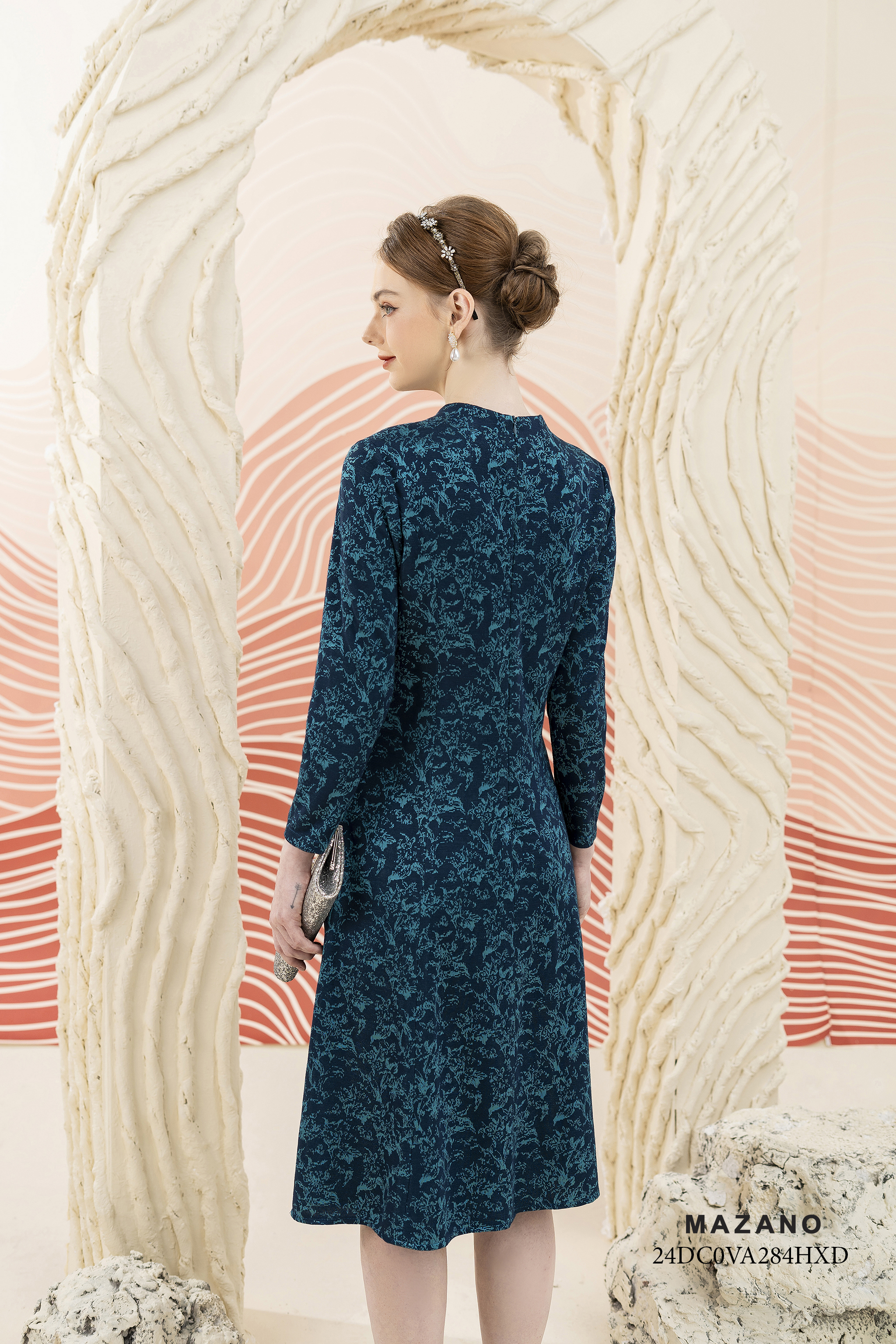 Váy Đầm Ôm bổ mảnh Vải dạ len Hoạ tiết cách điệu Cổ V leo Tay dài Dài qua bắp chân_thumbnail_3