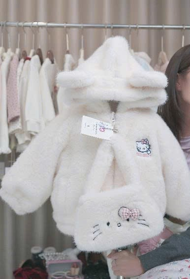 (M134) Áo khoác lông mũ tai gấu thêu kitty màu kem_thumbnail_0