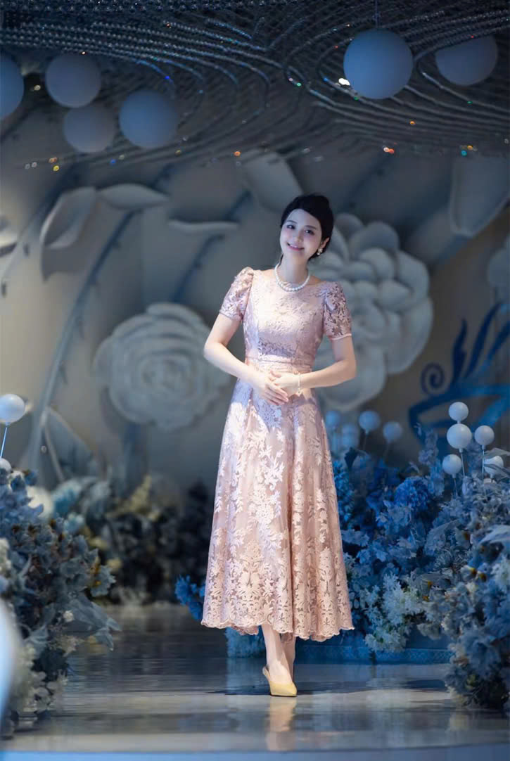 Đầm dự tiệc dạ hội ren thêu 3D tay con cổ thuyền sang trọng_thumbnail_7