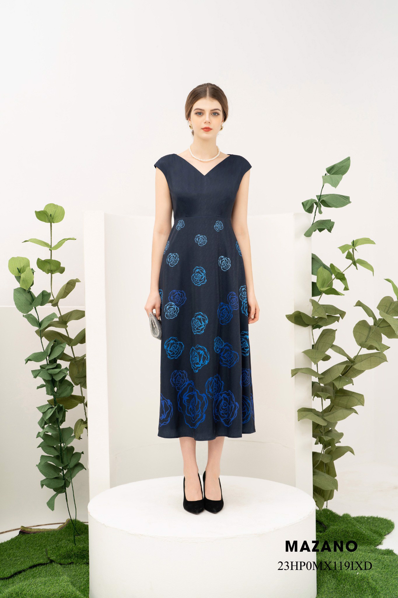 Đầm Maxi vải voan màu đen dự tiệc in họa tiết hoa xanh 23HP0MX119IXD