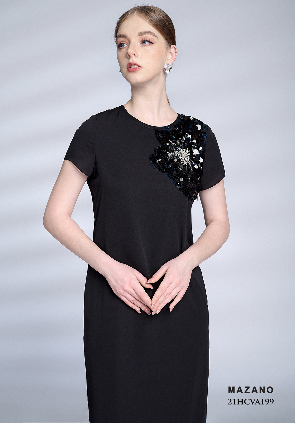 Váy suông đen đính hoa kim sa lệch vai_thumbnail_2