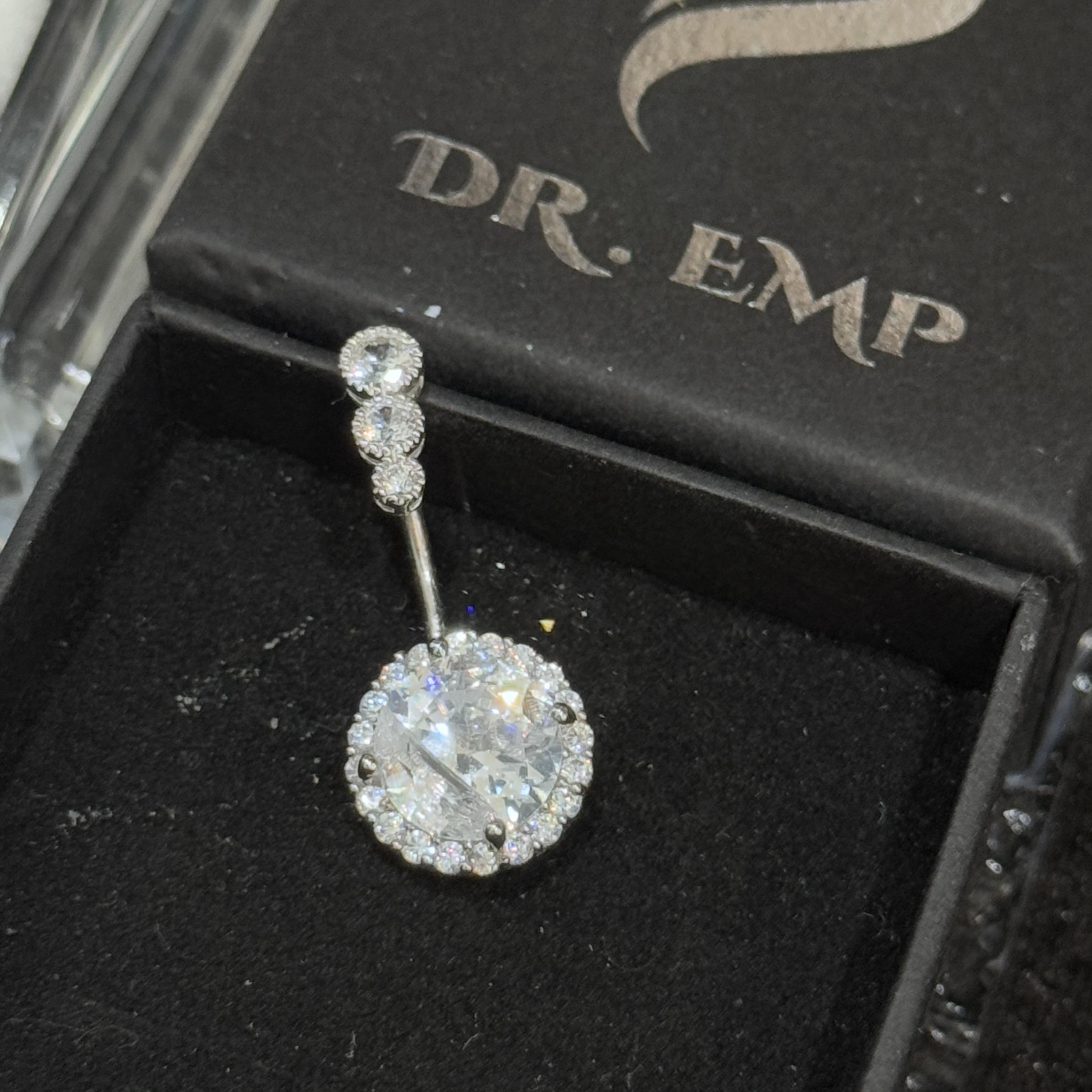 rốn bạc kim cương đá chấu to sáng lấp lánh đúng sang ba kim cương nhỏ trên đầu 