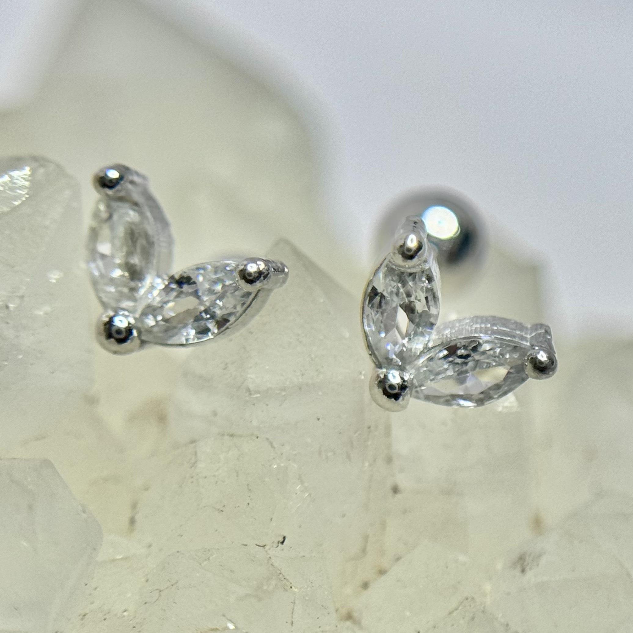 Khuyên kiểu bạc xi bạch kim 2 cánh trắng nhỏ_thumbnail_2