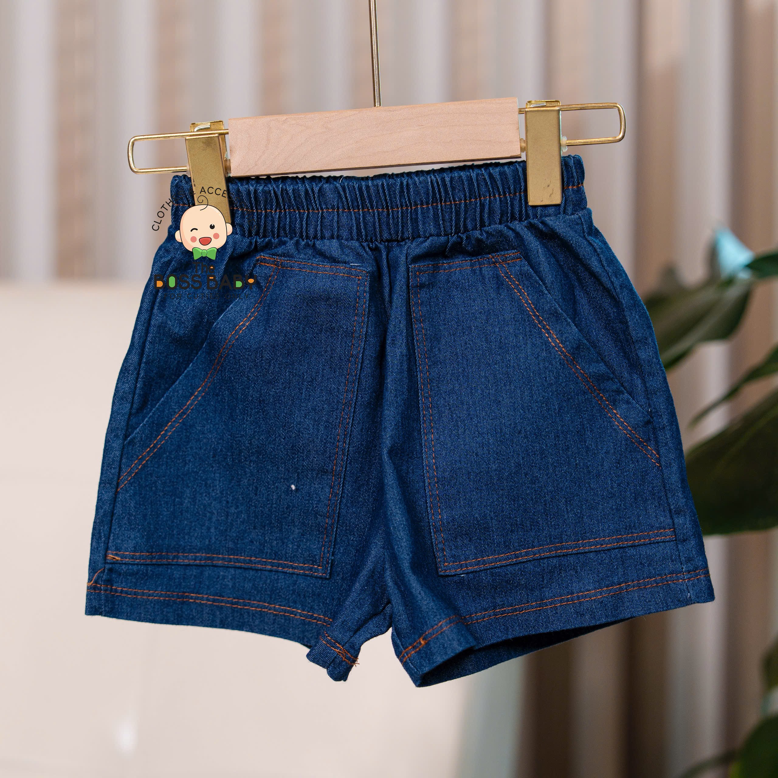 Quần jean xanh đậm đáp túi chỉ nổi