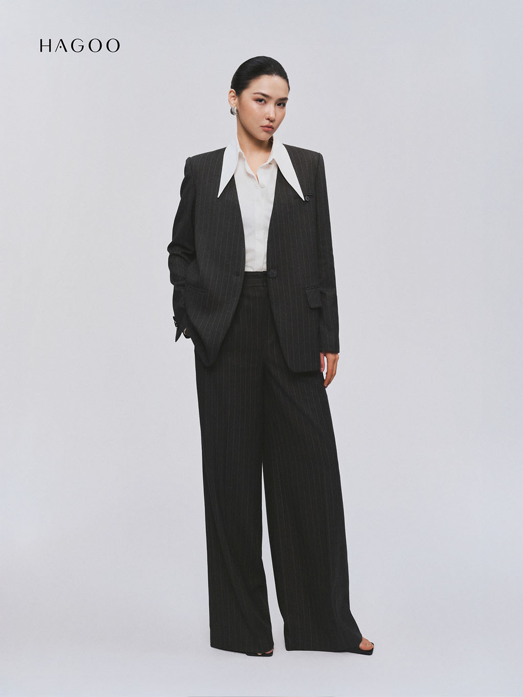 Nàng cũng có thể kết hợp blazer cùng quần kẻ sọc Hagoo Elite để tạo thành một outfit đồng bộ đầy đẳng cấp