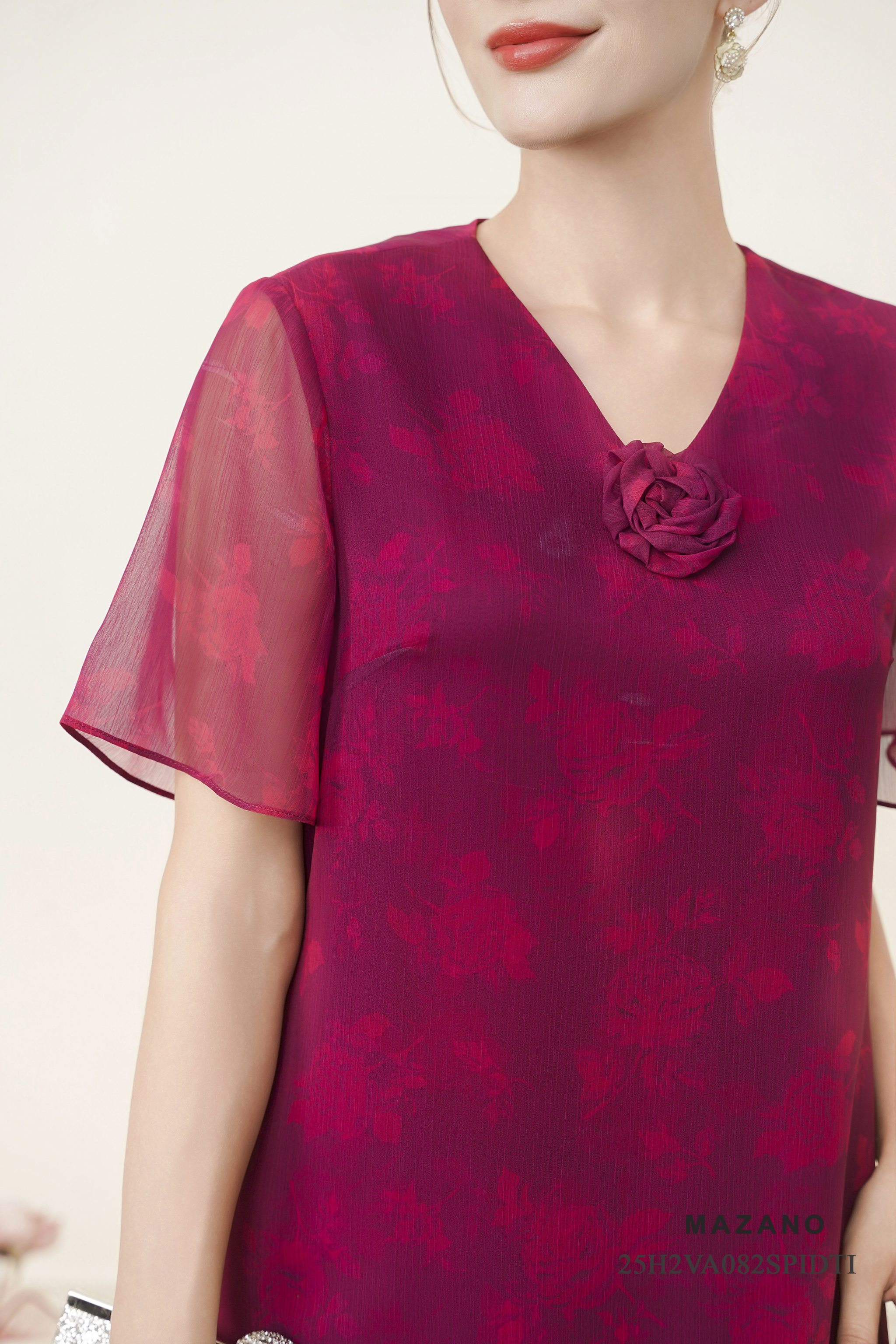 Váy Đầm Suông Vải voan xước phủ lụa in Hoạ tiết hoa hồng cách điệu Cổ V Trang trí hoa cuốn Tay ngắn Dài qua gối_thumbnail_3