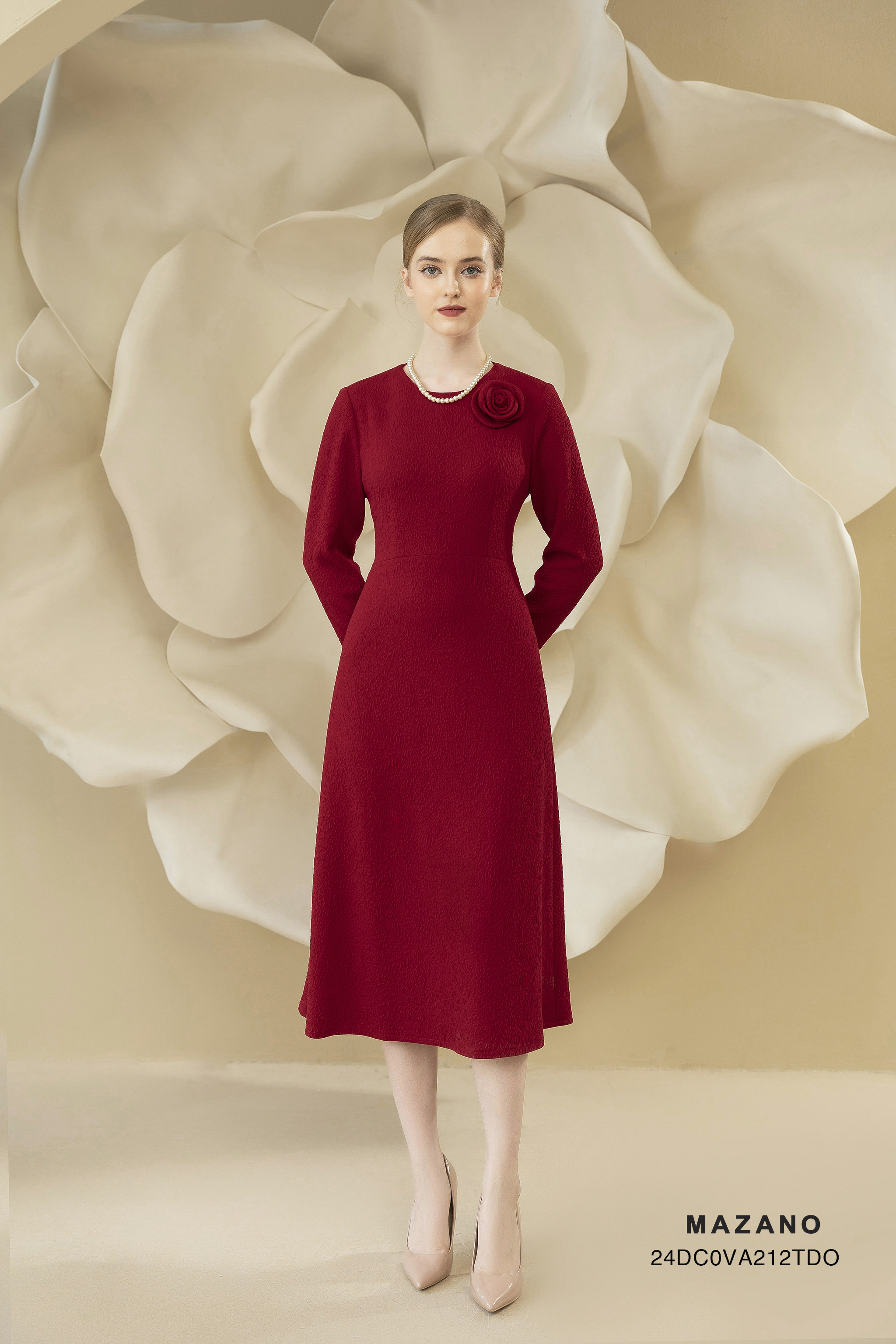 Váy Đầm thân ôm Vải dạ len Đính hoa cuốn trên ngực Cổ tròn Tay dài Dài ngang bắp chân_thumbnail_0