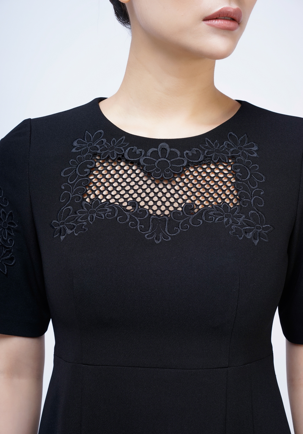 Đầm đen thêu ô tay ngực_thumbnail_4