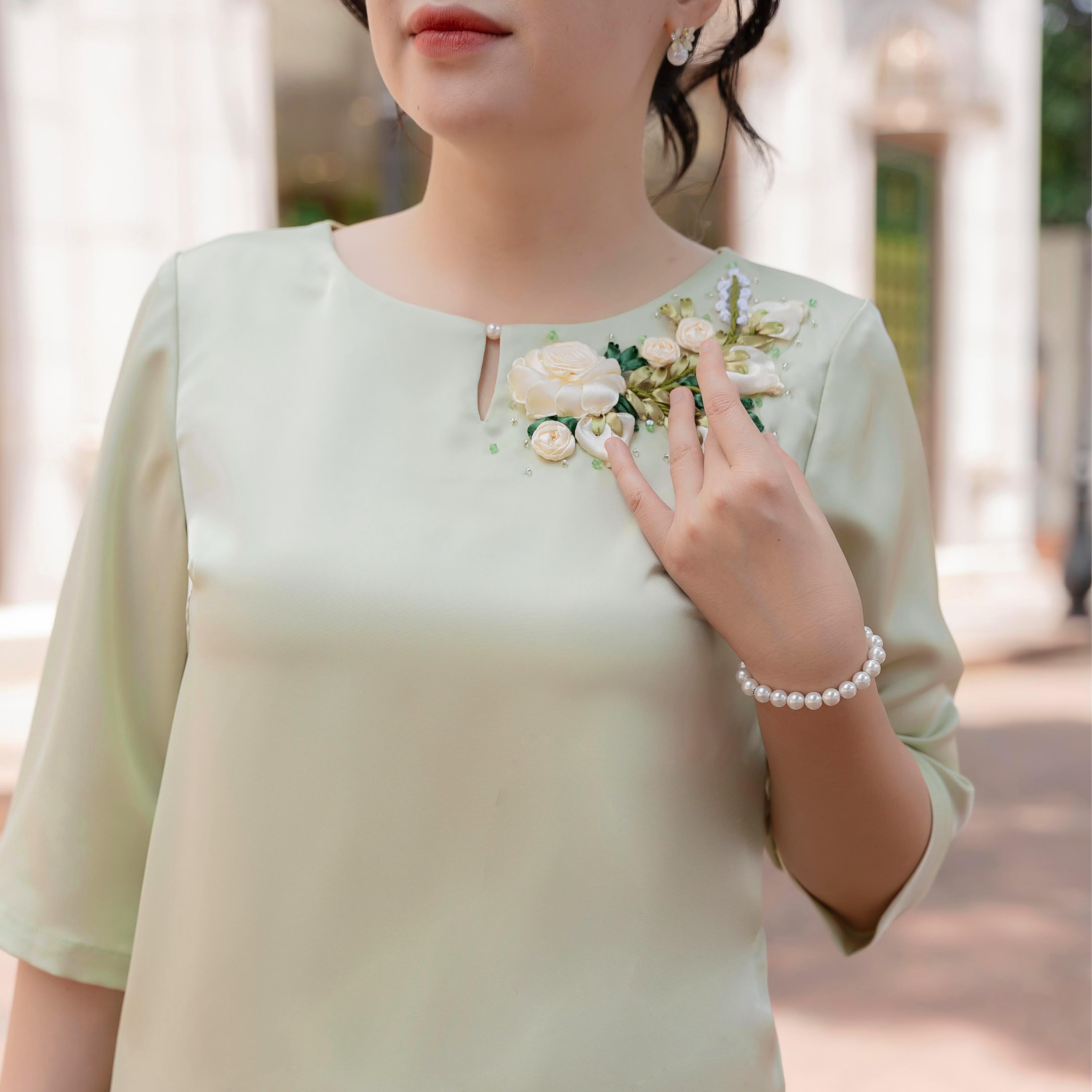 GUMOM - Áo Kiểu Trung Niên U50 U60 Cao Cấp Cổ Tròn Tay Lỡ Thêu Hoa ruy băng thủ công Sang Trọng Cho Nữ - Women Nhung Kem Xanh Nho Tua Rua Top Voi_thumbnail_2