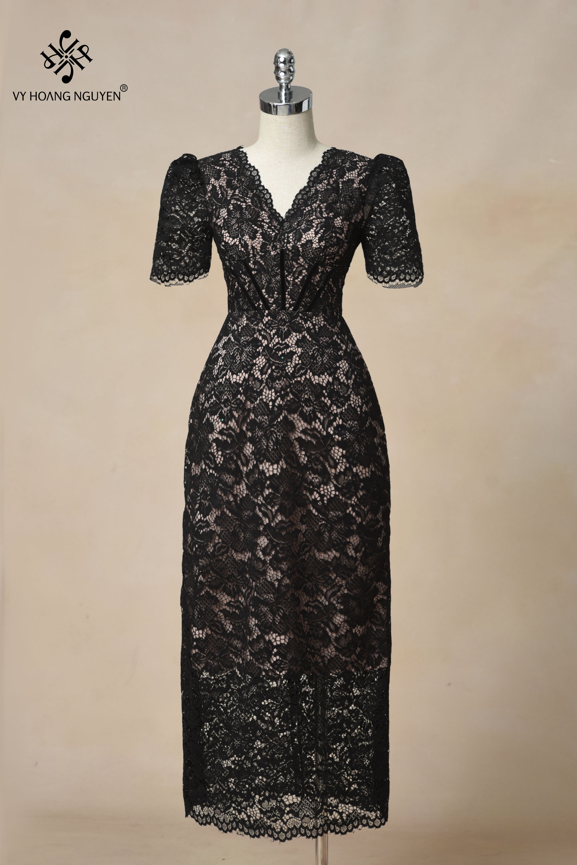 Đầm Suông Bút Chì Ren Hoa Cổ V