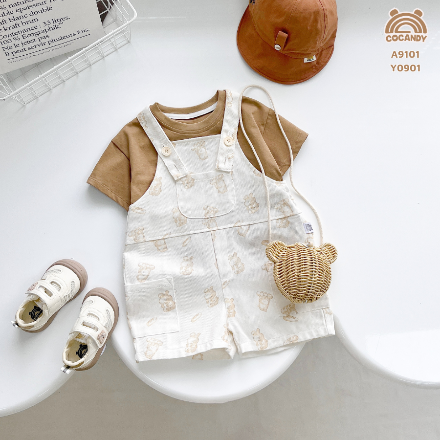 Yếm cộc BE NHẠT hoạ tiết gấu 2 túi ốp