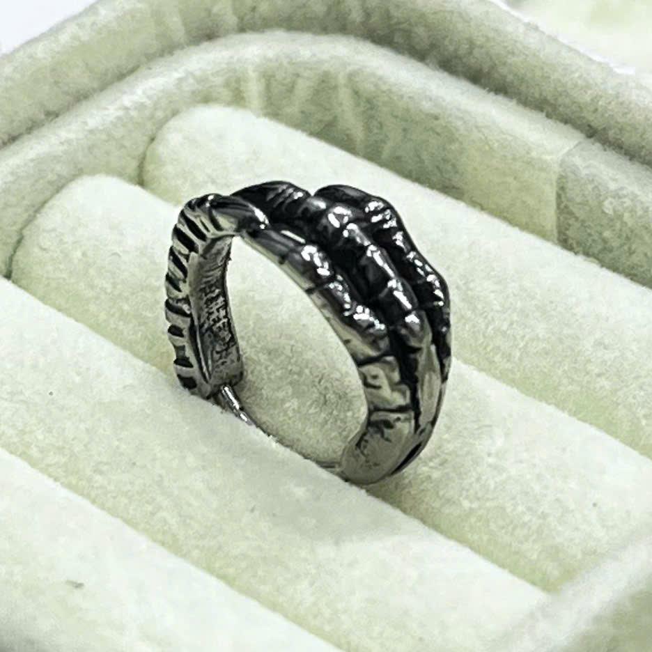 Khuyên vòng kiểu móng vuốt tròn.