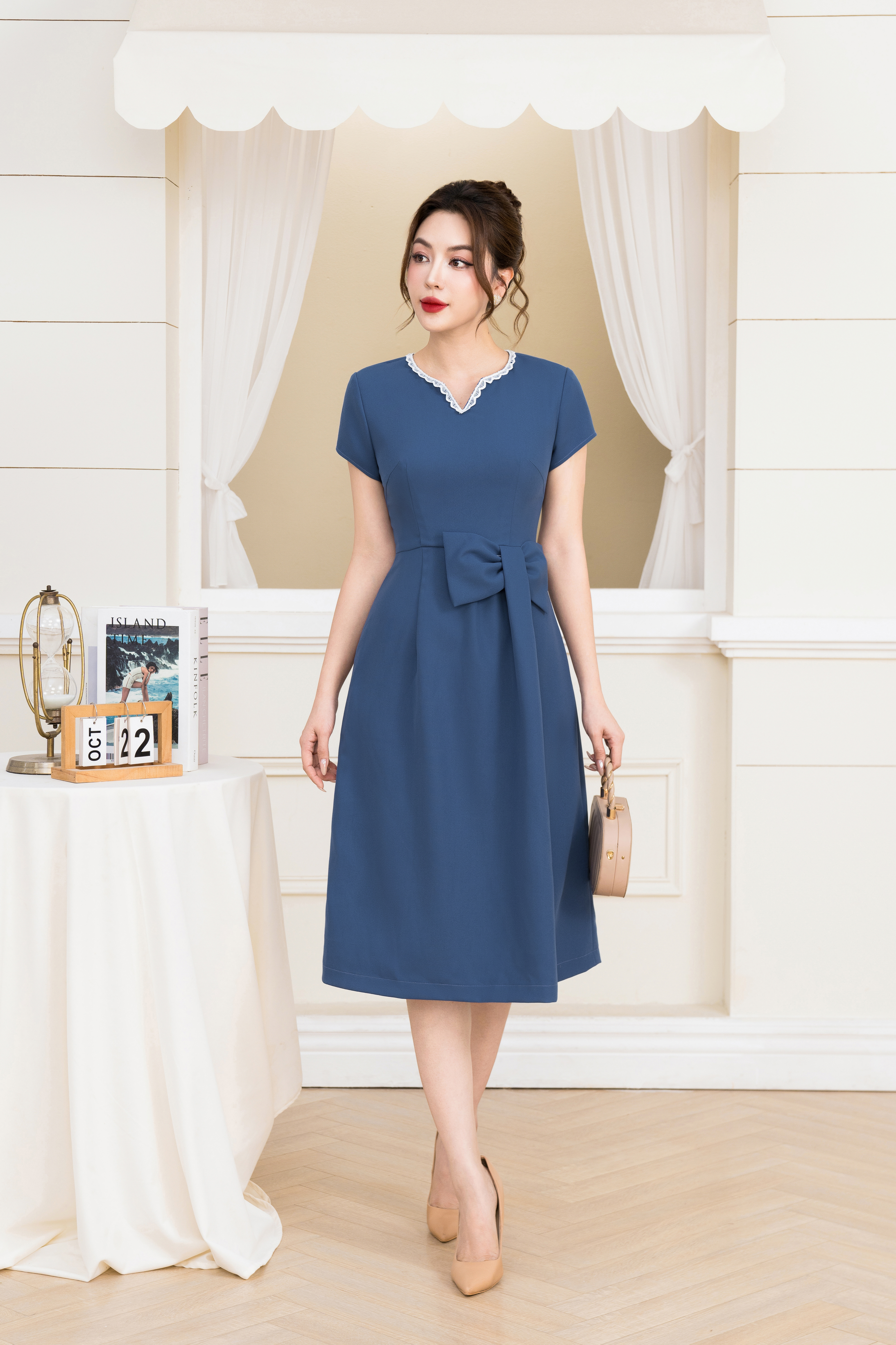 Đầm xanh nơ eo cổ V phối ren_thumbnail_1