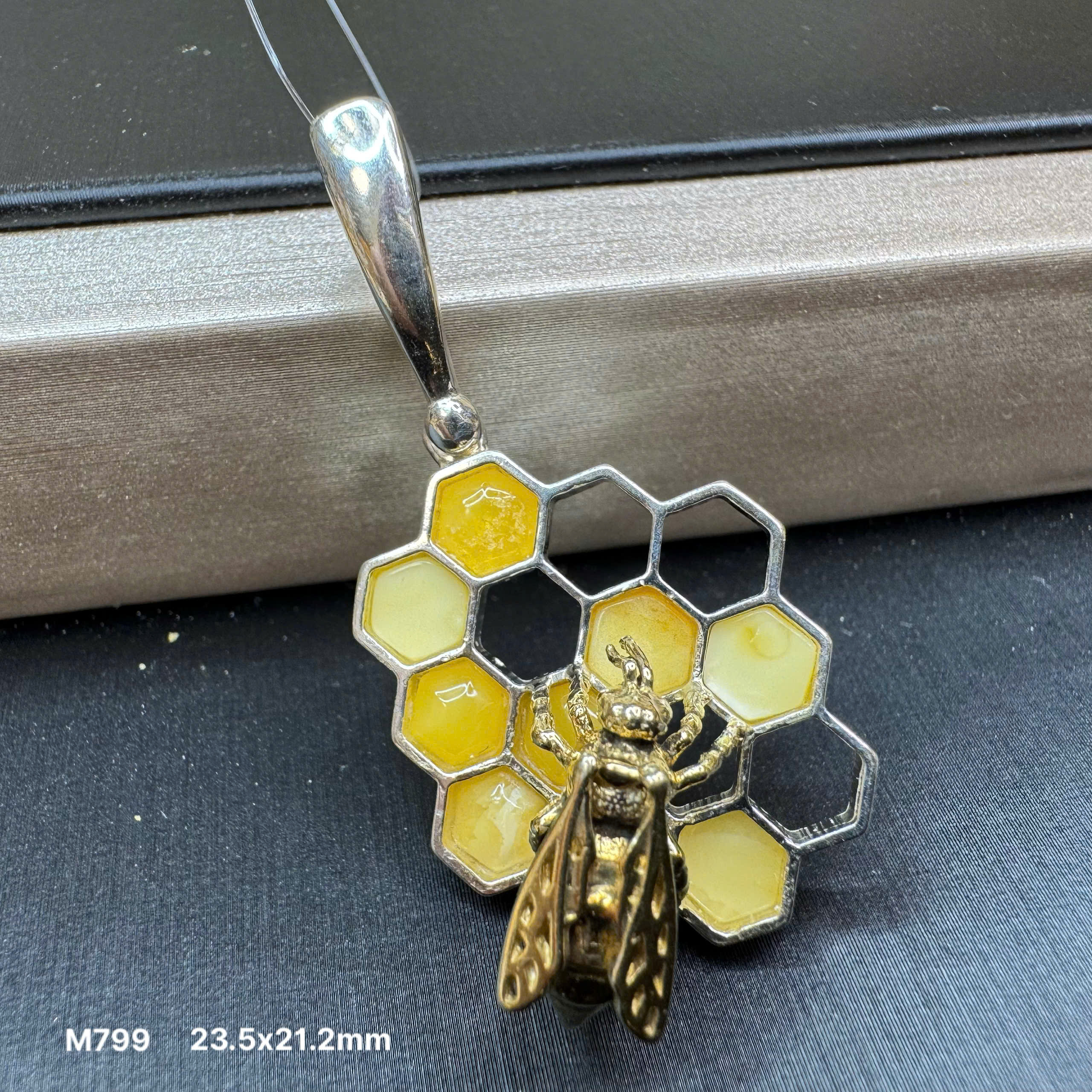 Mặt Vòng Ong Hổ Phách - M799