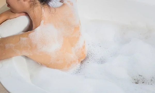 Sữa tắm trị mụn lưng: Cách chọn đúng để da sạch mịn