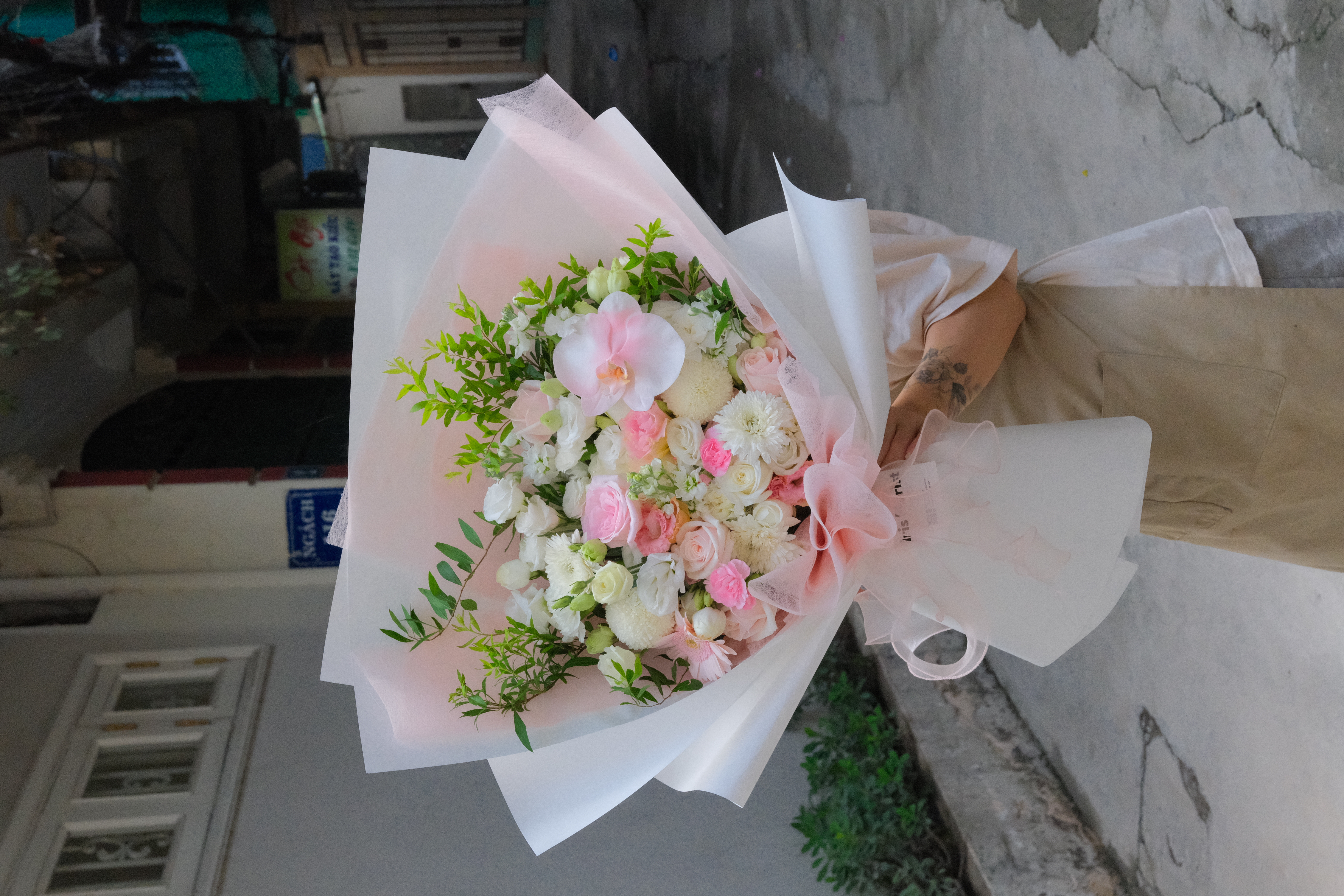 Bó hoa mix tone trắng hồng (Orchid) - Size M