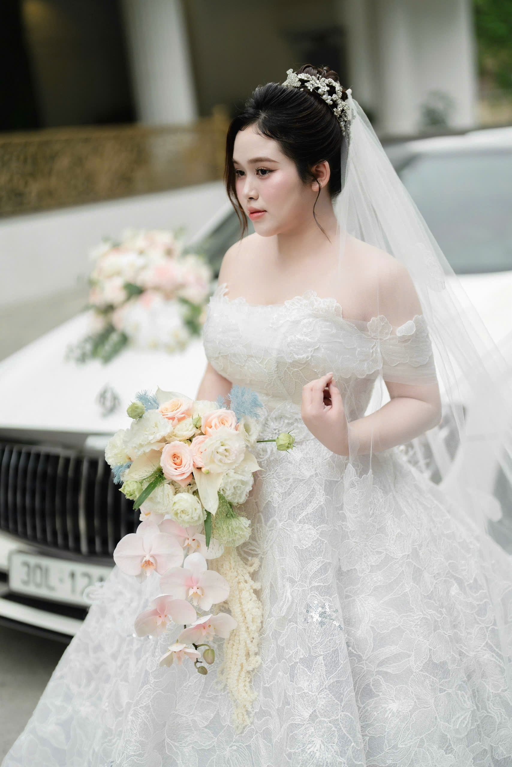 Bó hoa cưới dáng thác đỏ - Tone mix màu hiện đại