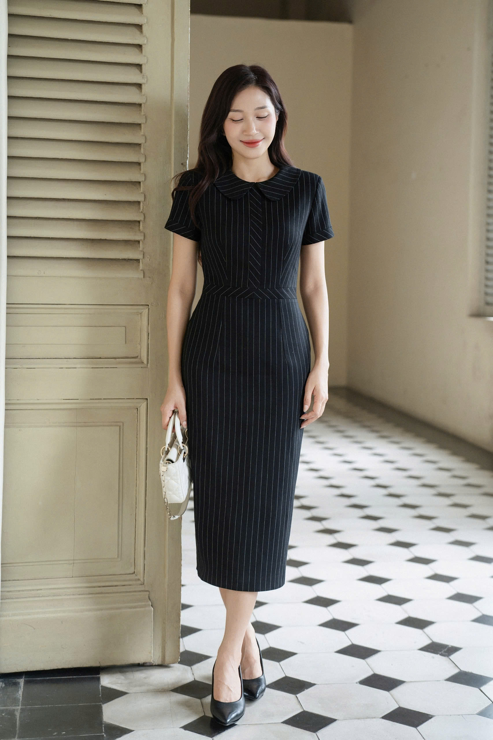 D145 - Đầm bút chì kẻ đen cổ sen