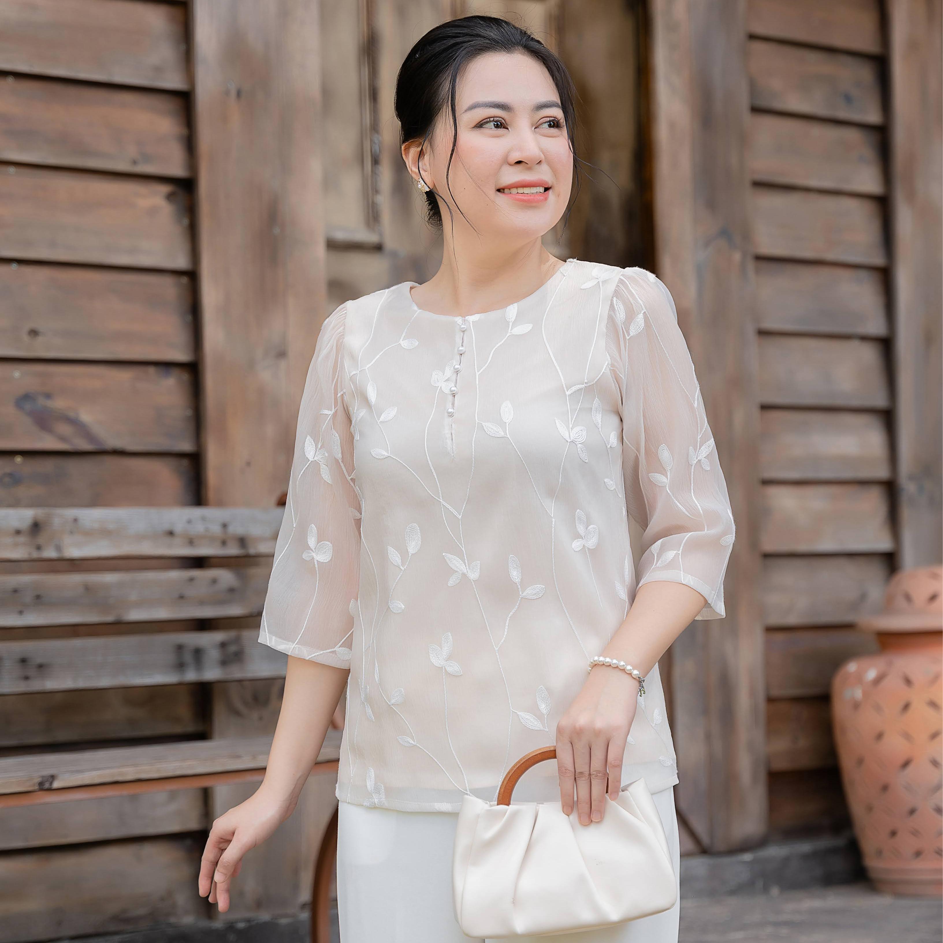 GUMOM - Áo Kiểu Trung Niên U50 U60 Cao Cấp Cổ Tròn Tay Lỡ Thêu Hoa Sang Trọng Cho Nữ - Women Nhung Kem Nho