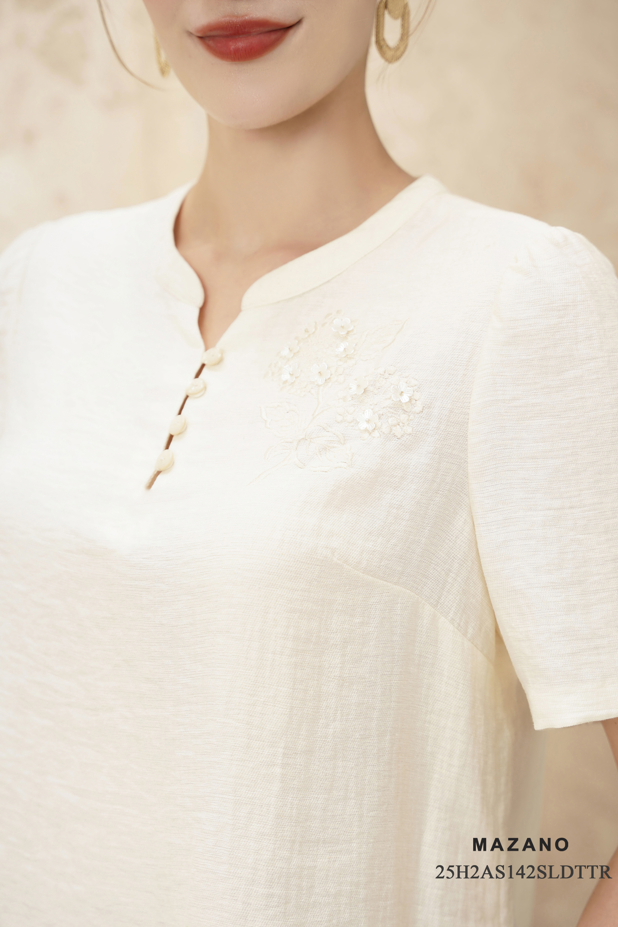 Áo Top Suông Vải linen lụa Thêu họa tiết kết hợp đính trang trí Cổ tàu cách điệu Tay ngắn Dài dưới eo_thumbnail_2