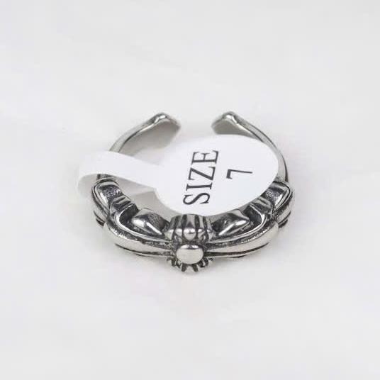 nhẫn titan chrome heart thiết kế