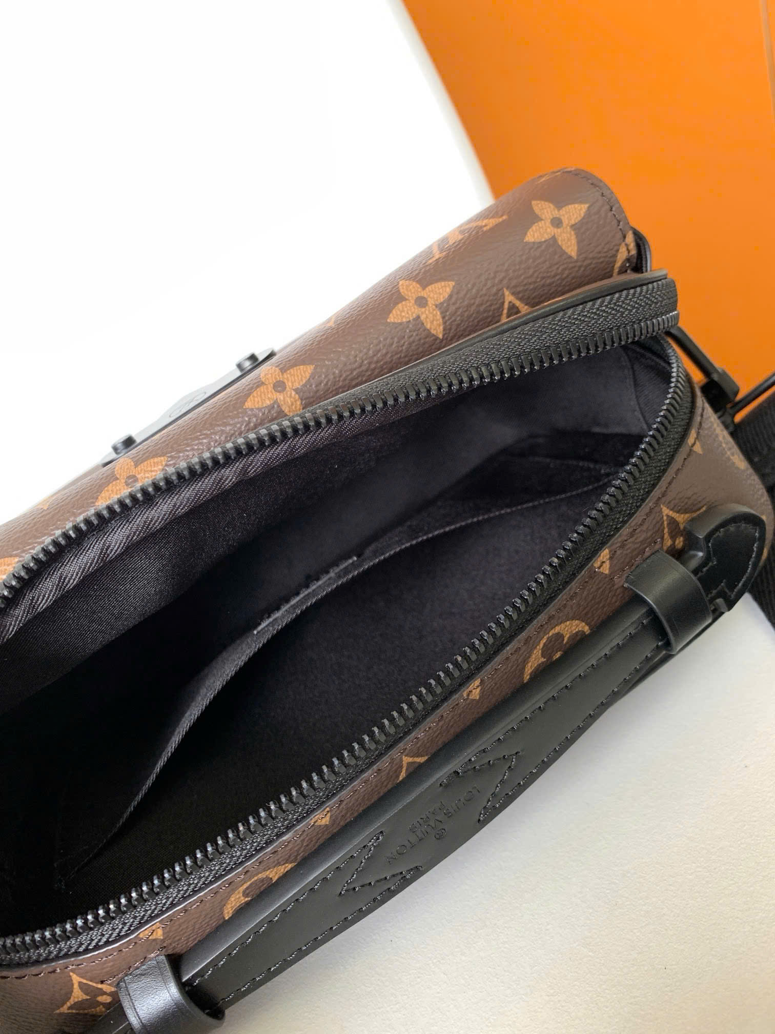 Túi đeo chéo nam Louis Vuitton S Lock Messenger Bag hoa nâu_thumbnail_4