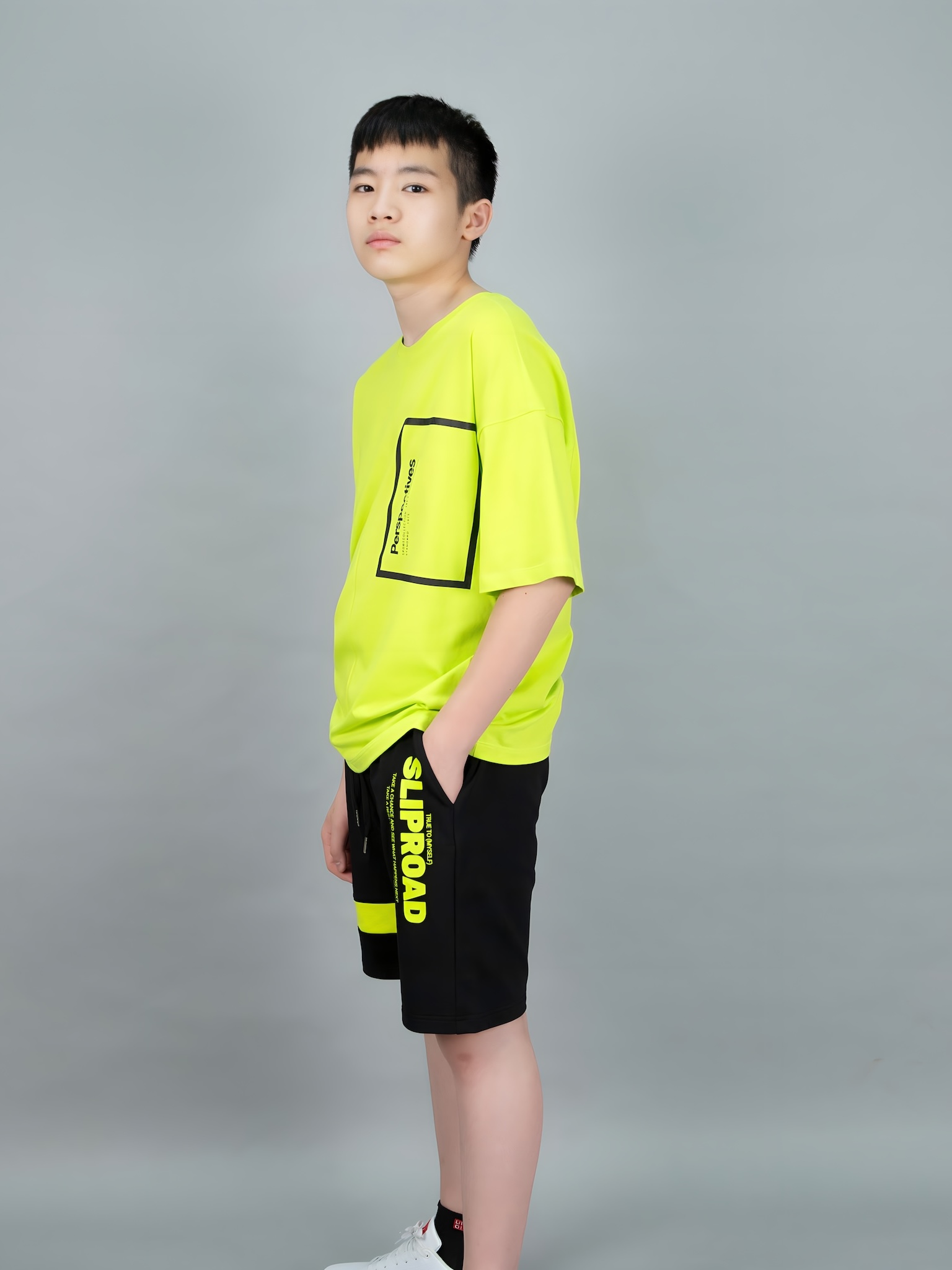 Áo phông dáng rộng neon in túi ngực_thumbnail_0