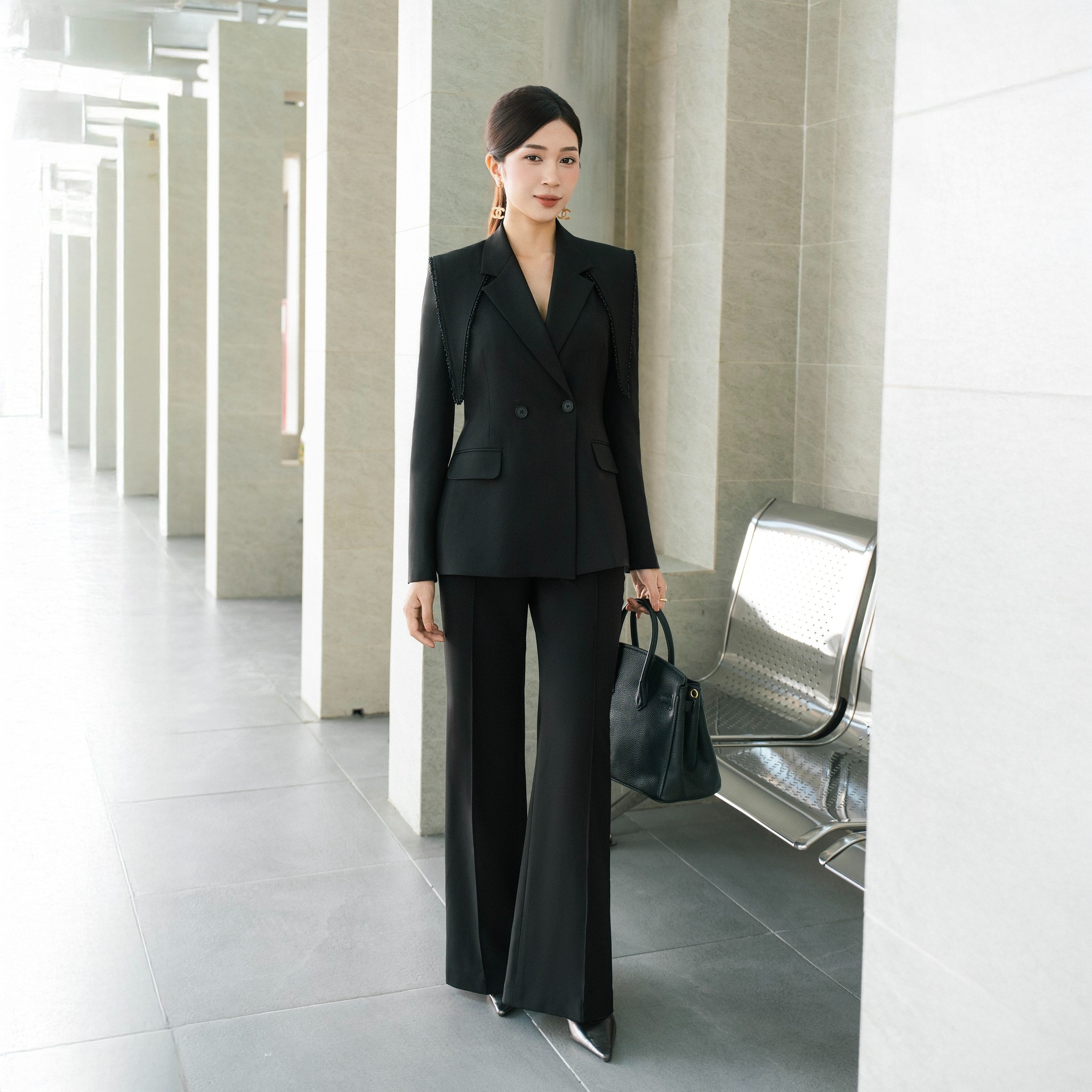 V053 - Áo vest đen đính cườm dài tay