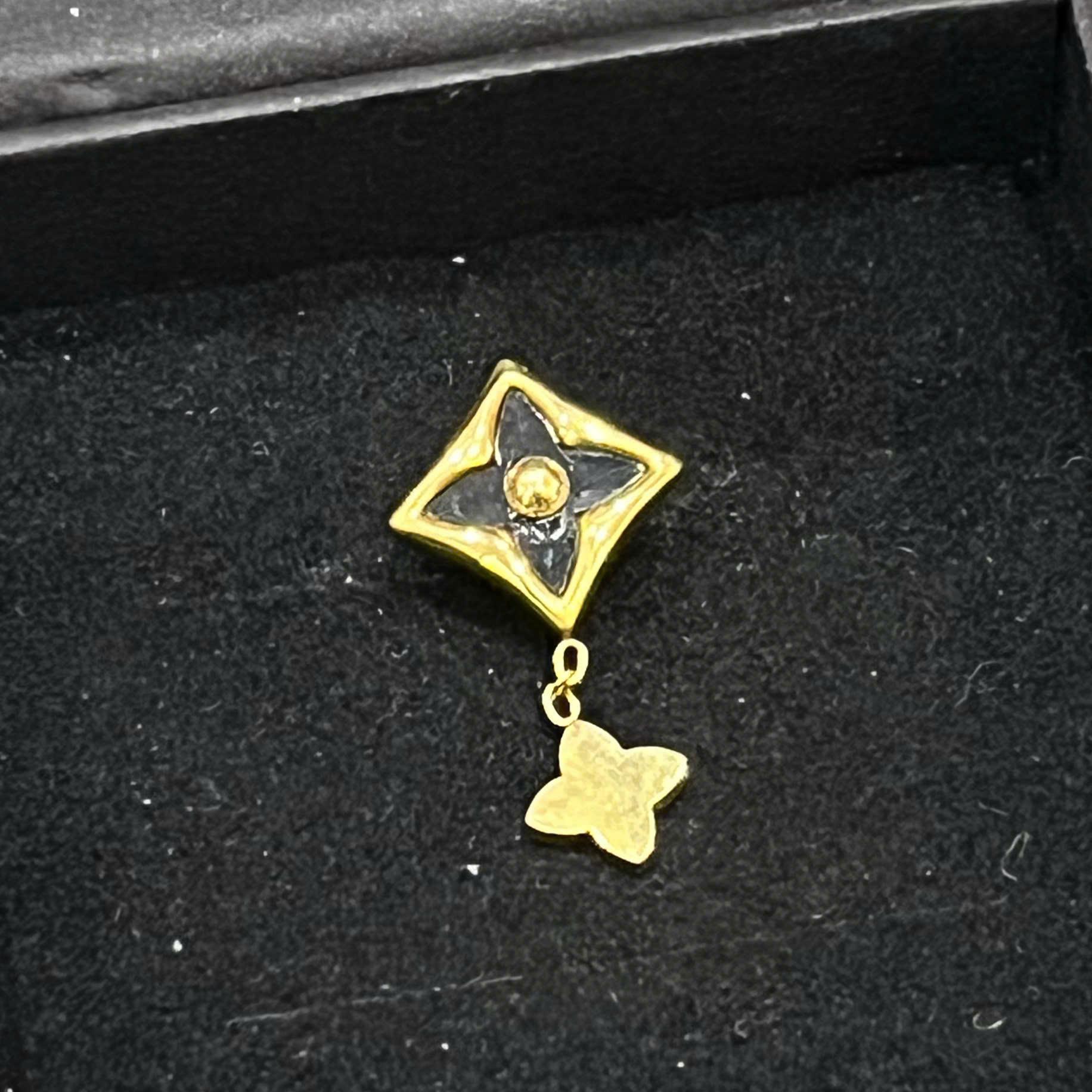 khuyên kiểu cặp LV thoi rơi bốn lá vàng_thumbnail_2