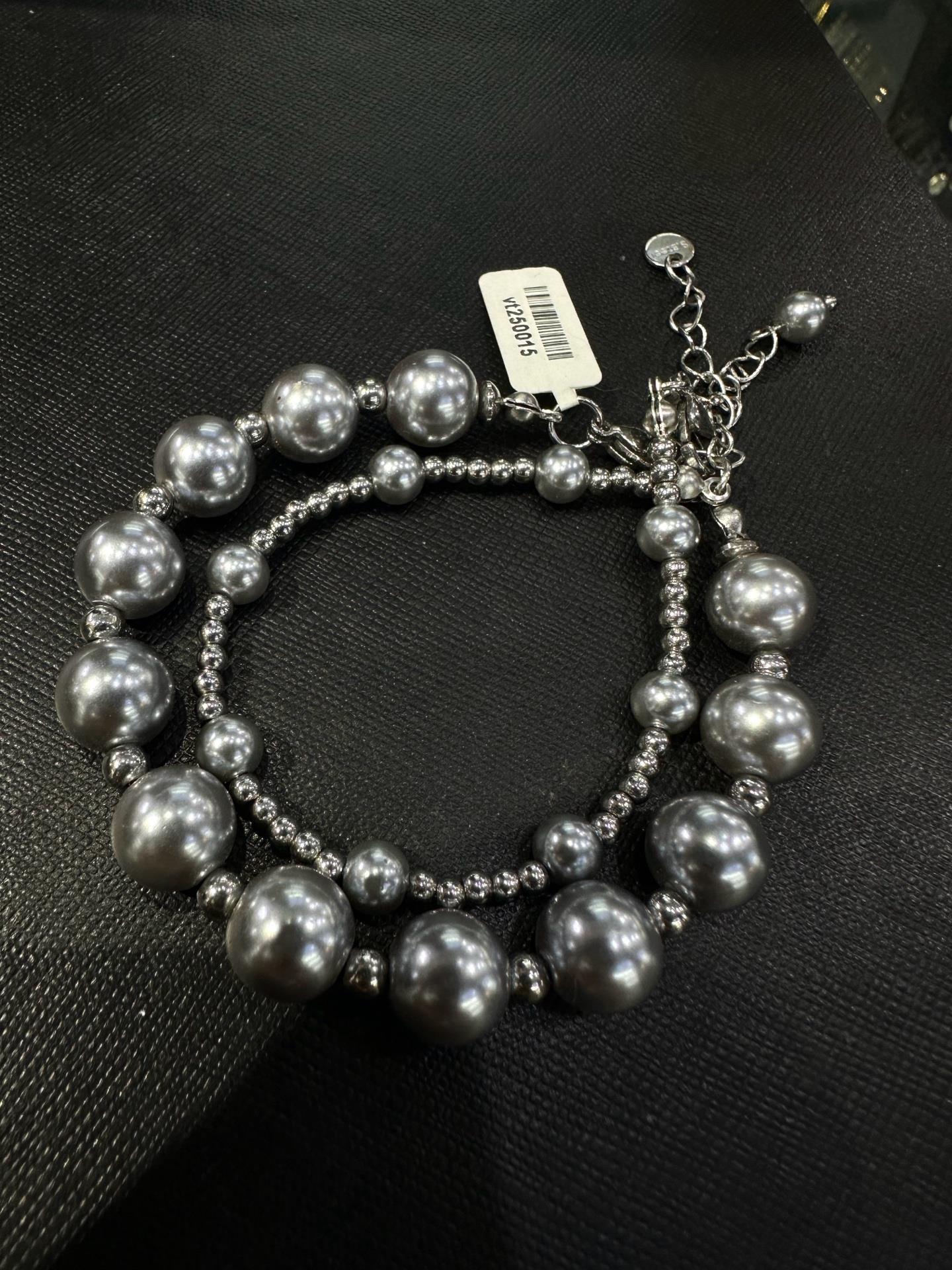 vòng tay titan set hai cái charm bi lớn.