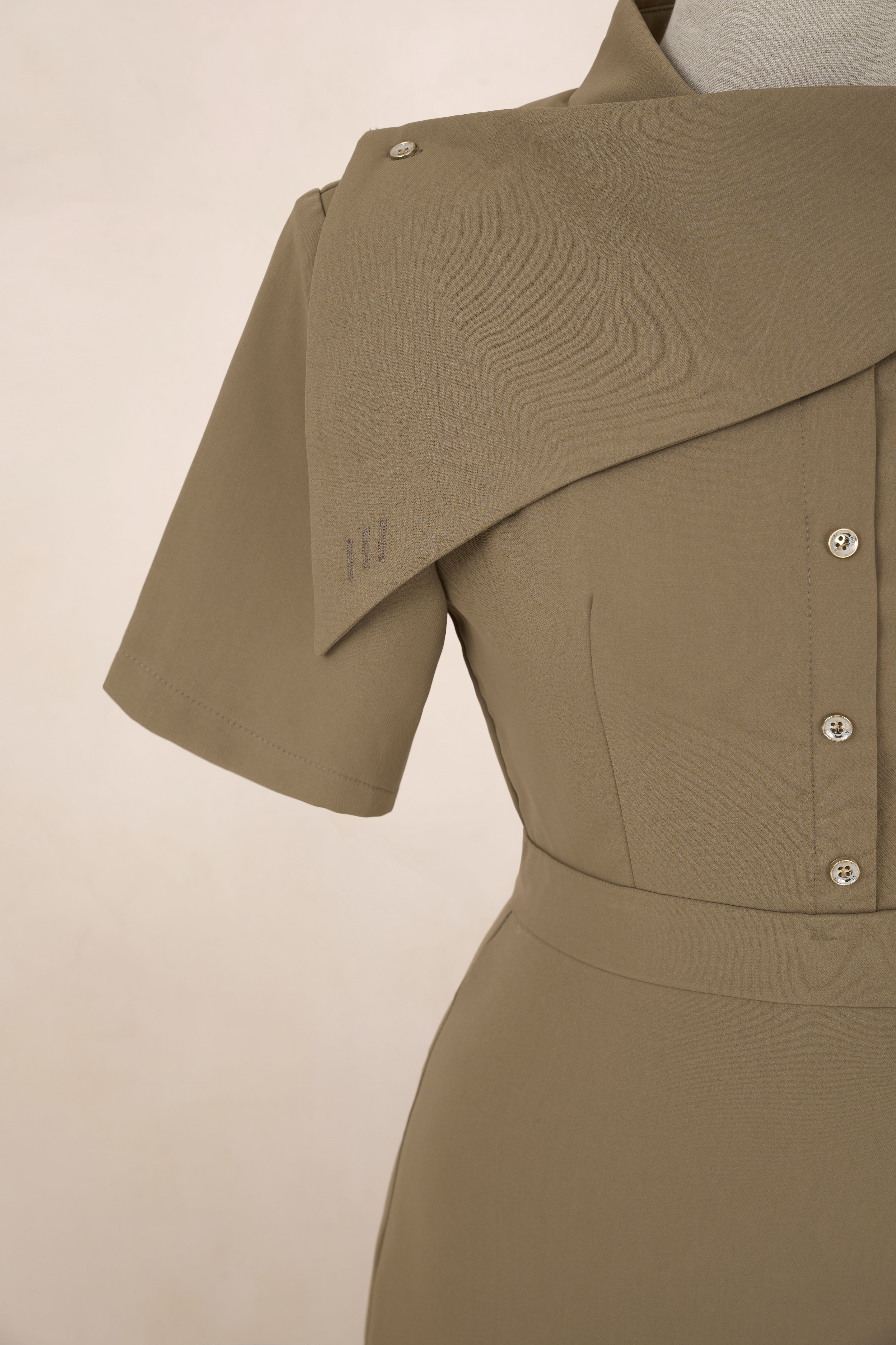 Đầm Suông Vạt Vai Tay Ngắn_thumbnail_2