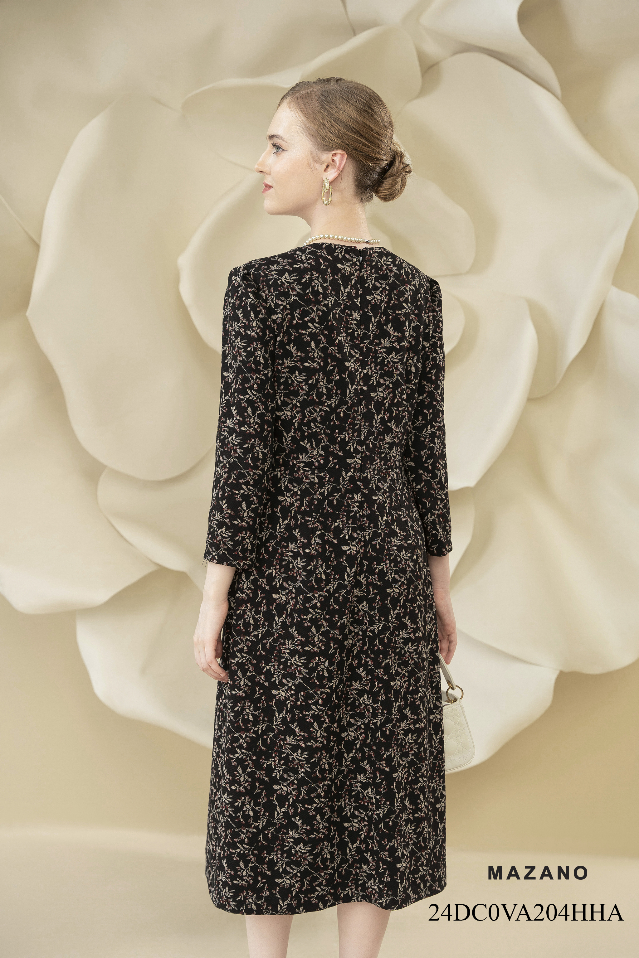 Váy Đầm Ôm Vải dạ len Họa tiết hoa nhí Đính hoa thủ công Cổ tròn Tay dài Dài ngang bắp chân 204HHA_thumbnail_4