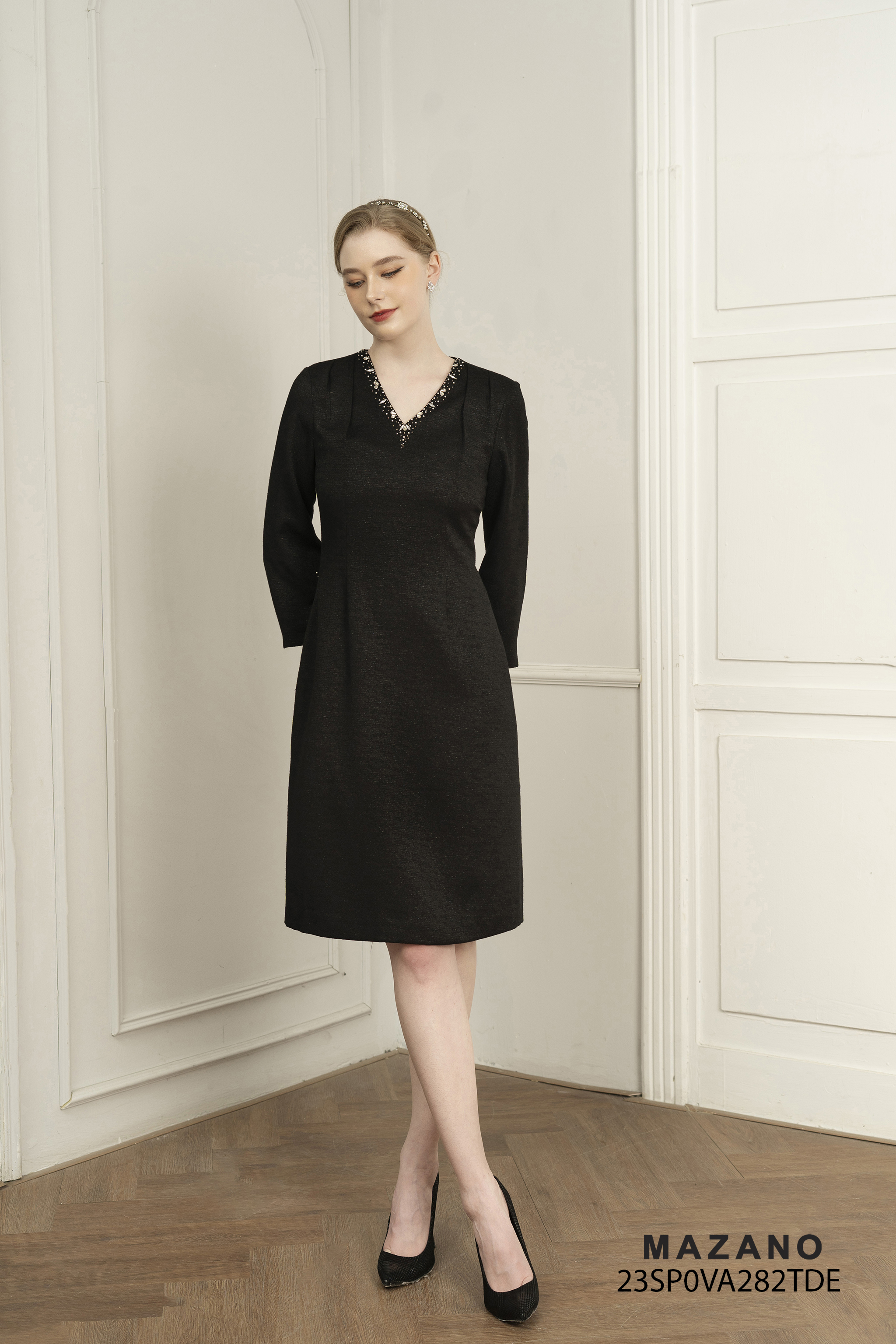 Đầm suông đen dự tiệc cổ V đính trang trí_thumbnail_3