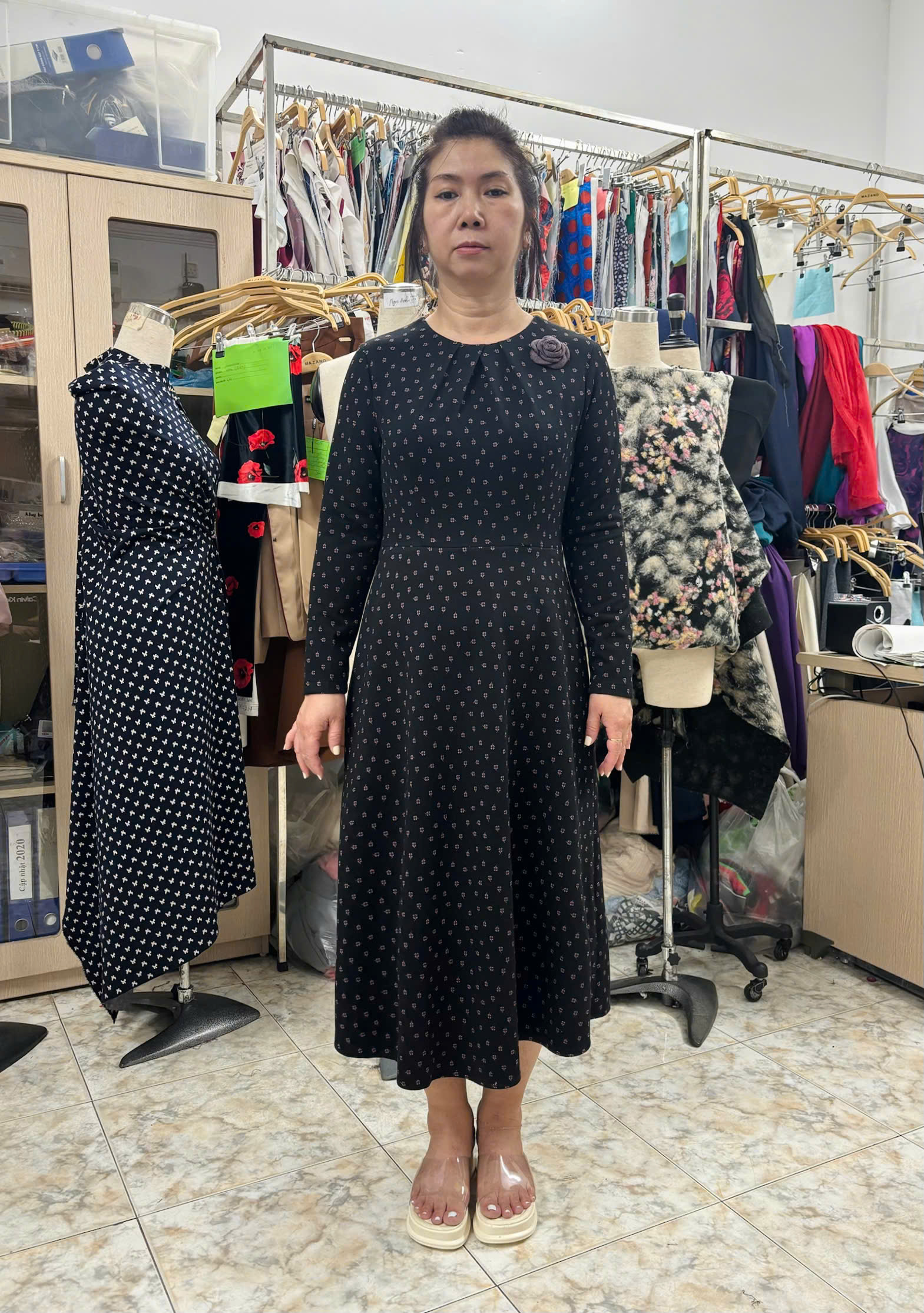 Váy Đầm Ôm Vải dạ len Họa tiết hoa nhí Cổ tròn xếp ly Tay dài Dài qua bắp chân