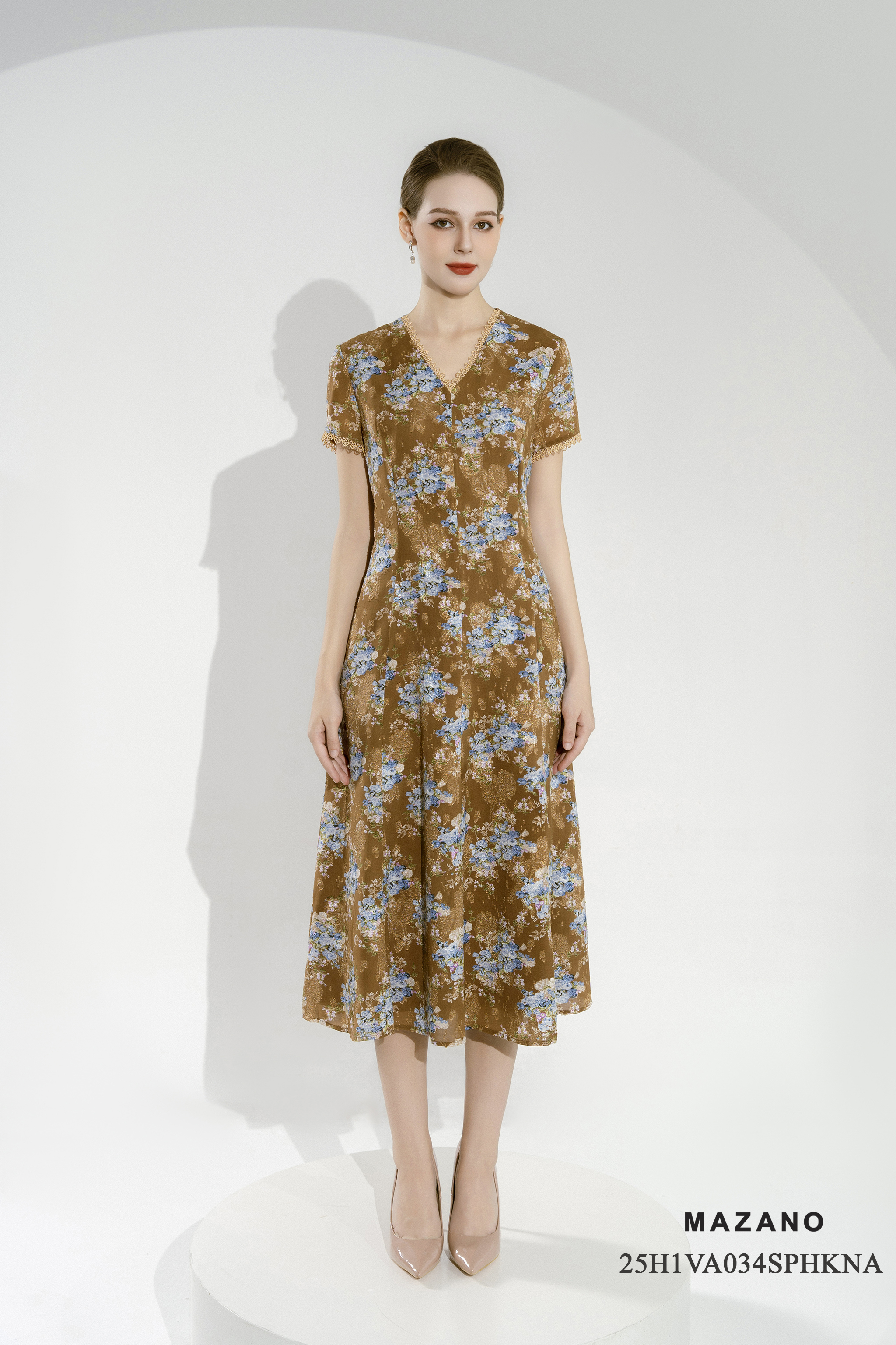 Đầm eo suông nhẹ chân rủ Họa tiết hoa Cổ V Tay ngắn Dài qua bắp