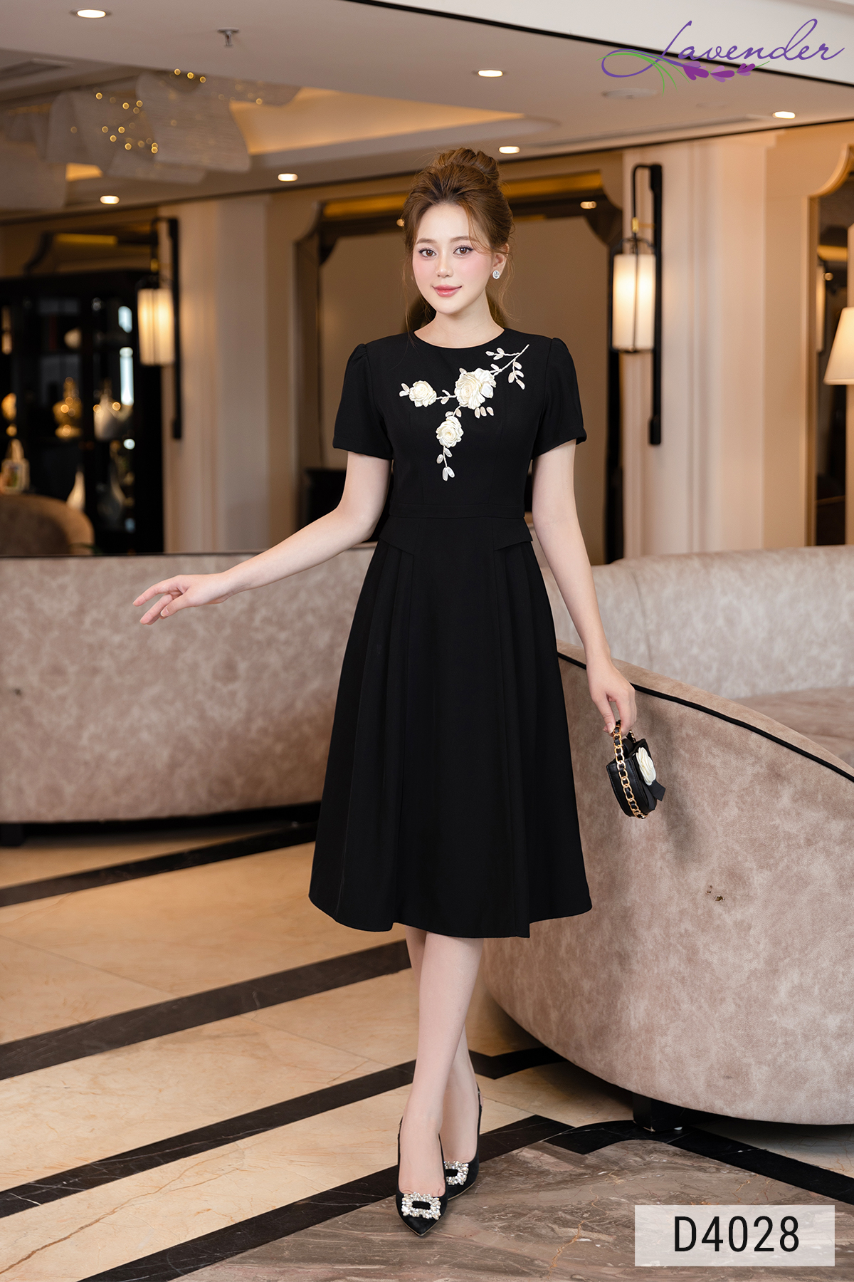 Đầm xòe đen cổ tròn xếp ly thêu hoa D4028