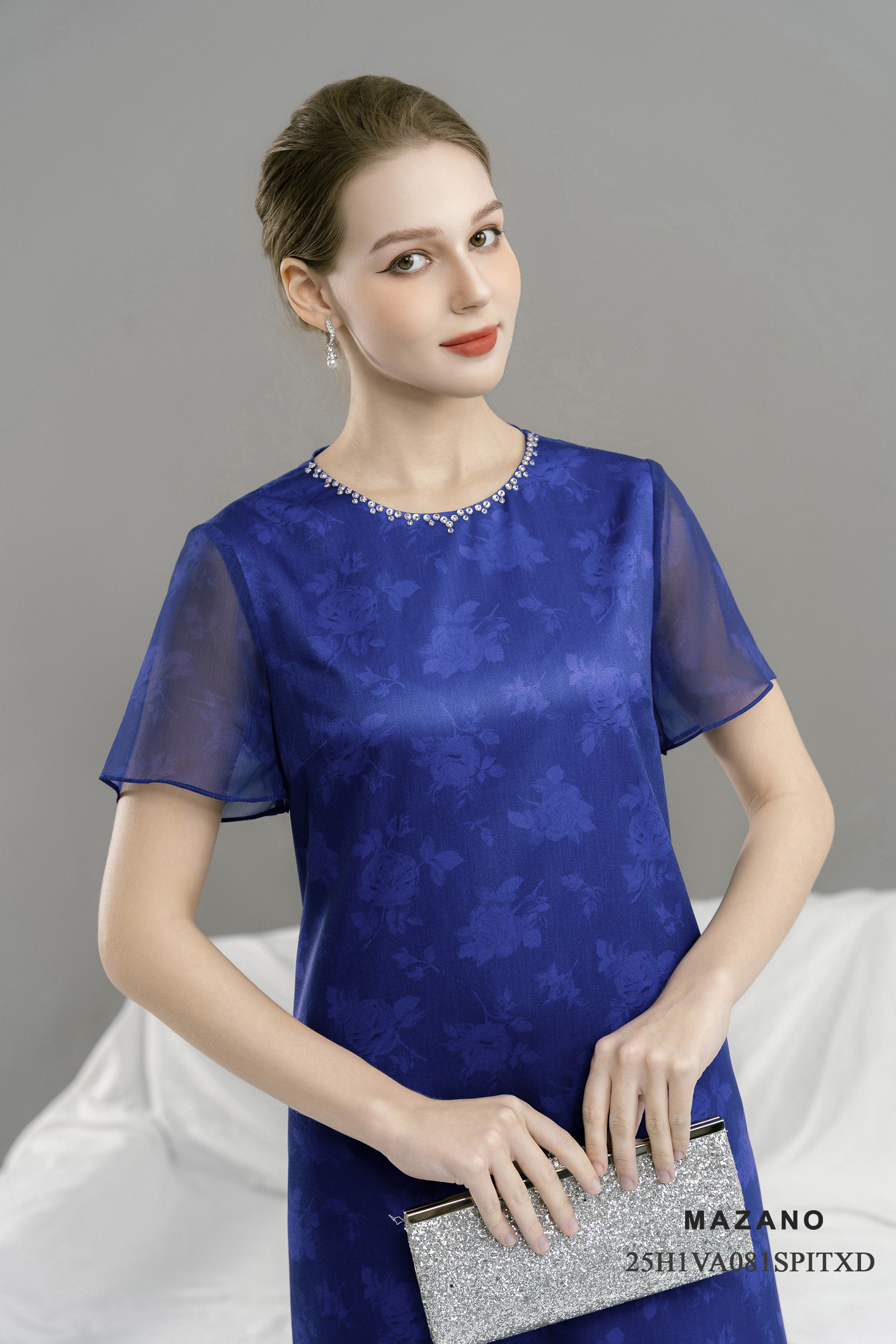 Váy Đầm Suông Vải thô sạn Hoạ tiết hoa hồng cách điệu Cổ tròn Đính đá sang trọng Tay ngắn Dài ngang bắp chân_thumbnail_3