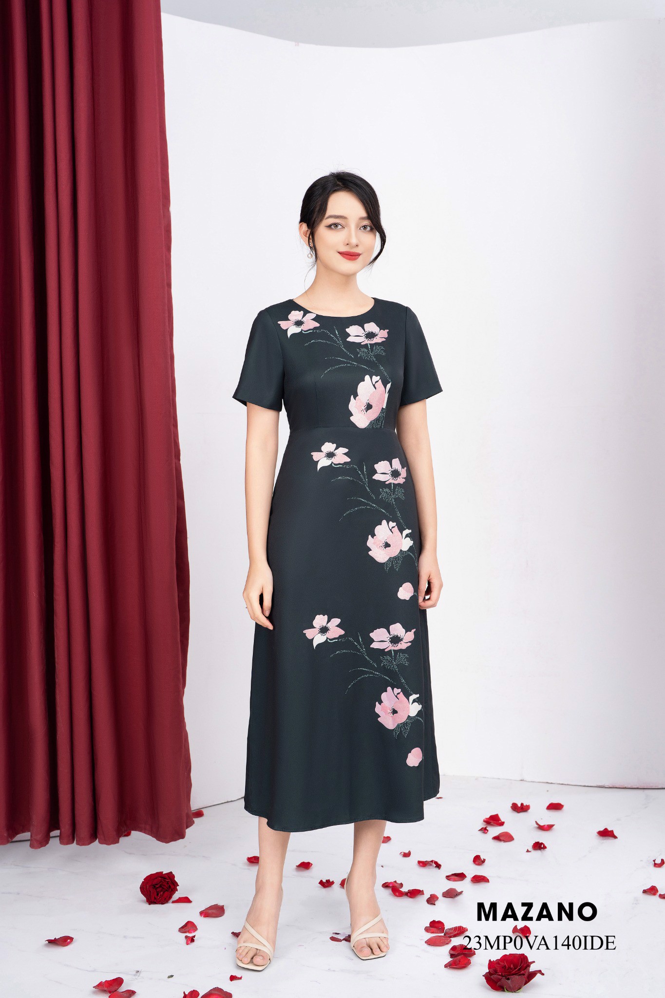 Đầm đen thân ôm chân rủ dự tiệc in họa tiết