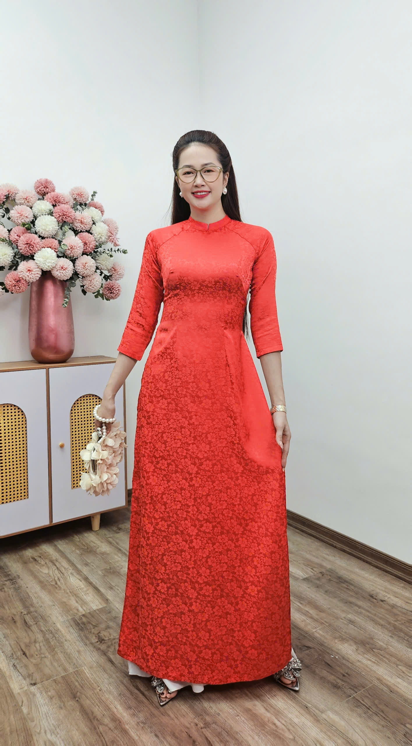 A2353CC áo dài gấm cổ cao tay dài hoa nhí đỏ tươi_thumbnail_3