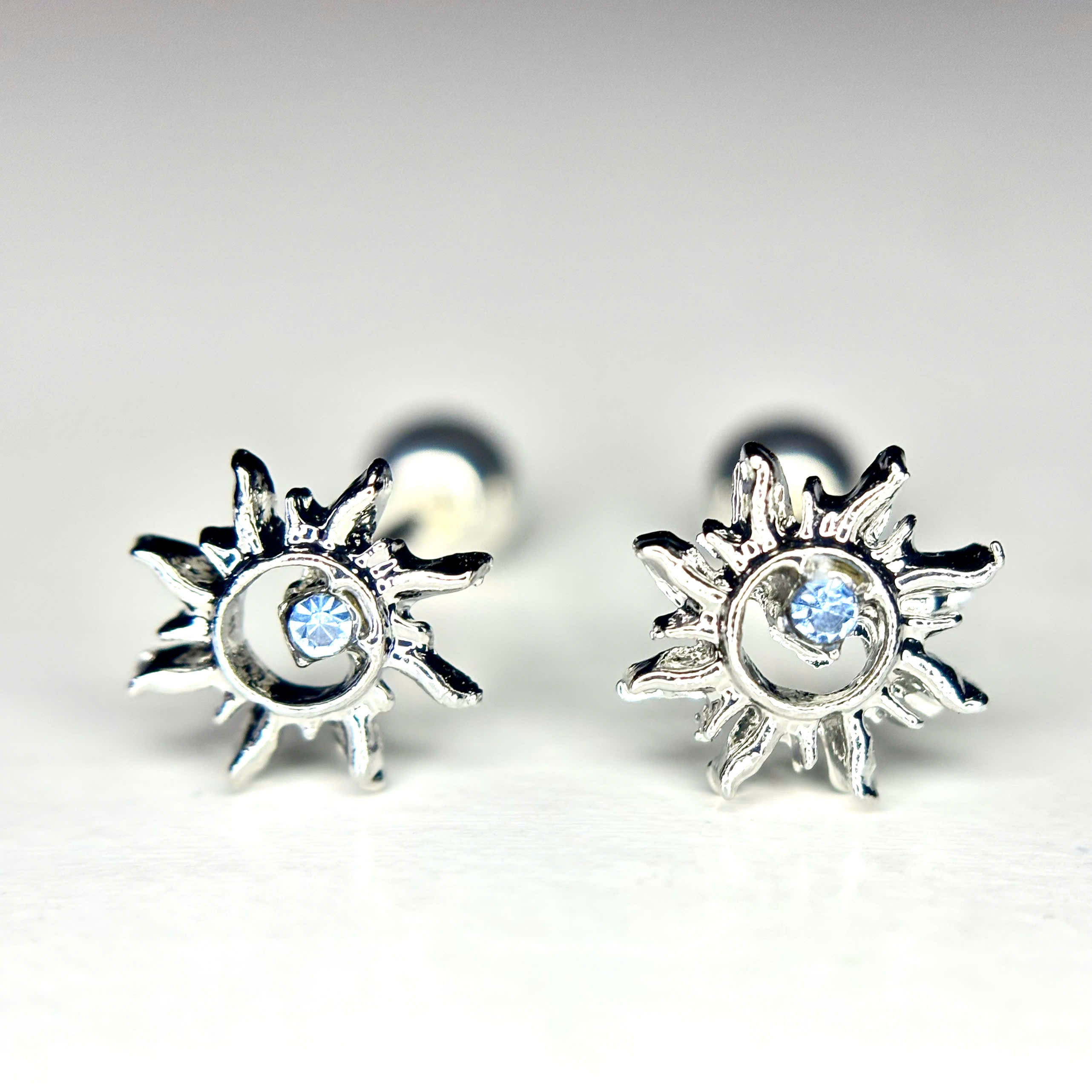 Khuyên kiểu mặt trời rỗng đá xanh bi