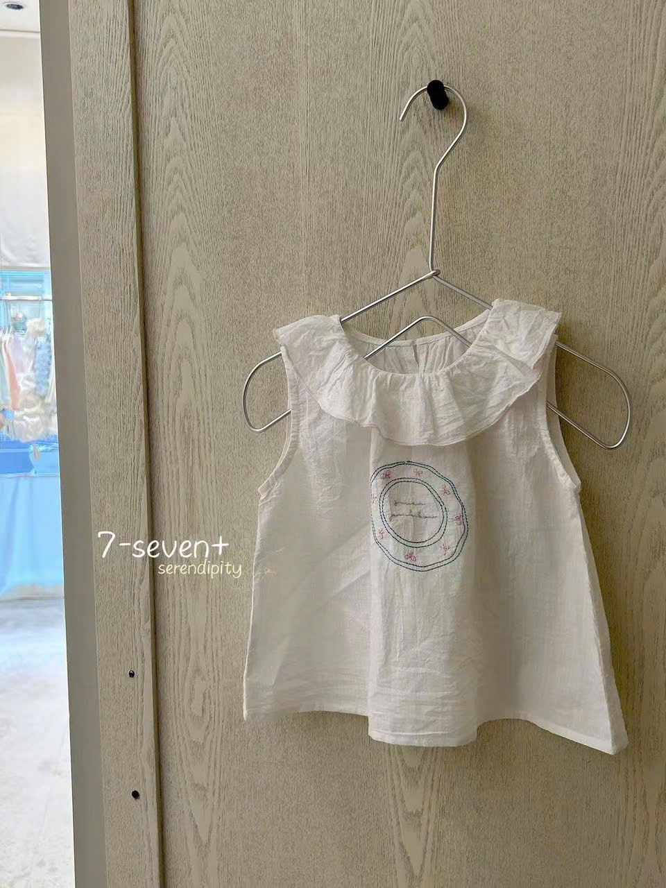 (H107) Áo thô trắng sát nách cổ bèo hoạ tiếng vòng hãng Seven_thumbnail_0